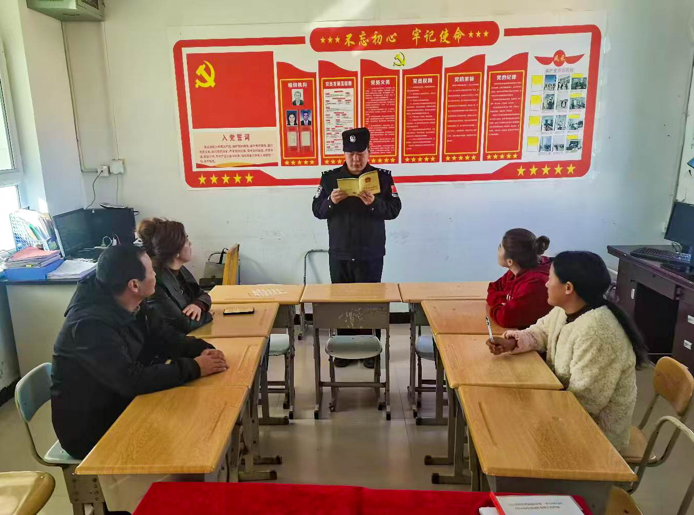 民警正在向群众讲解民法典知识。.jpg