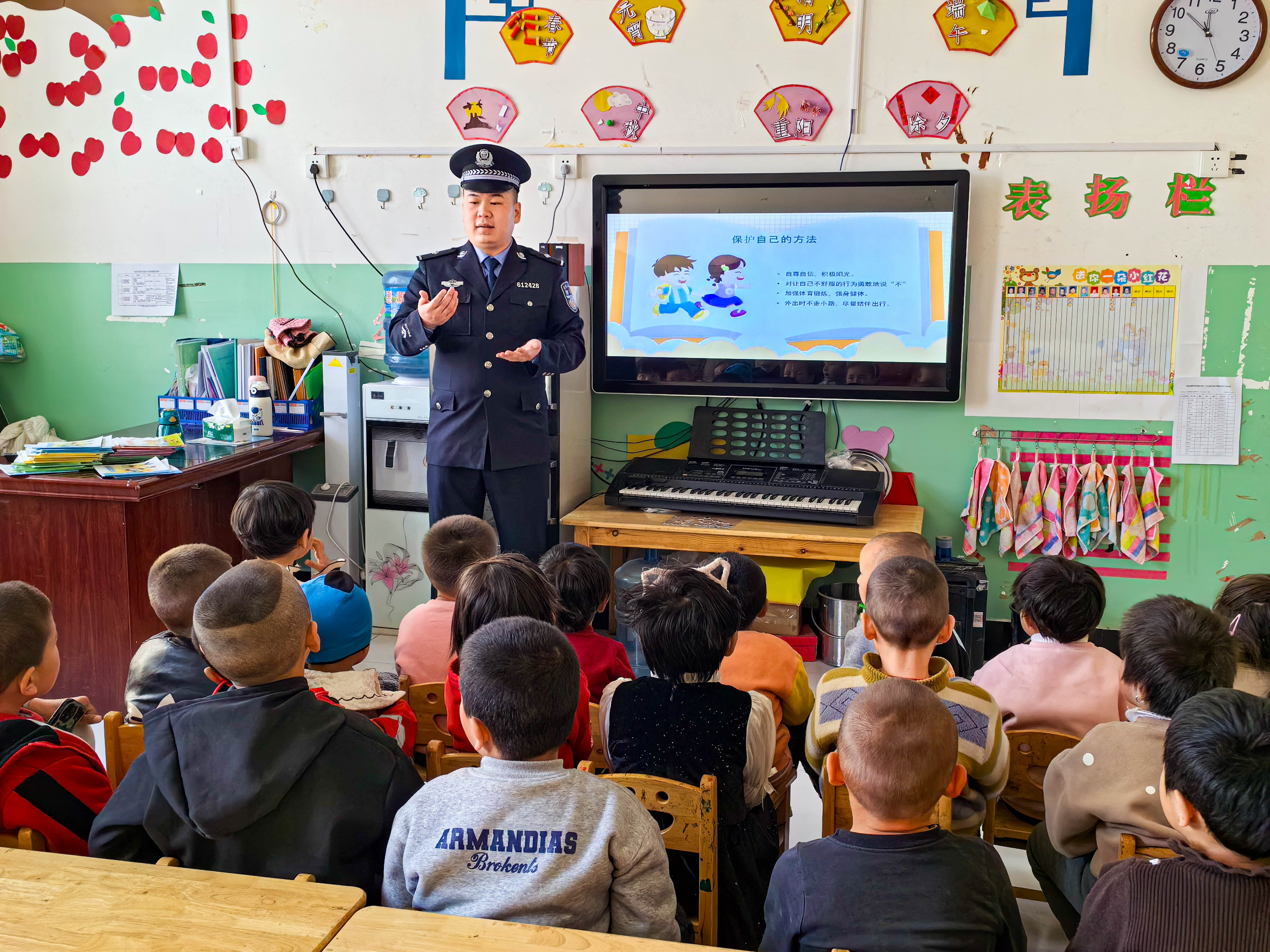 民警正在向辖区幼儿园学生讲解冬季安全知识。.jpg