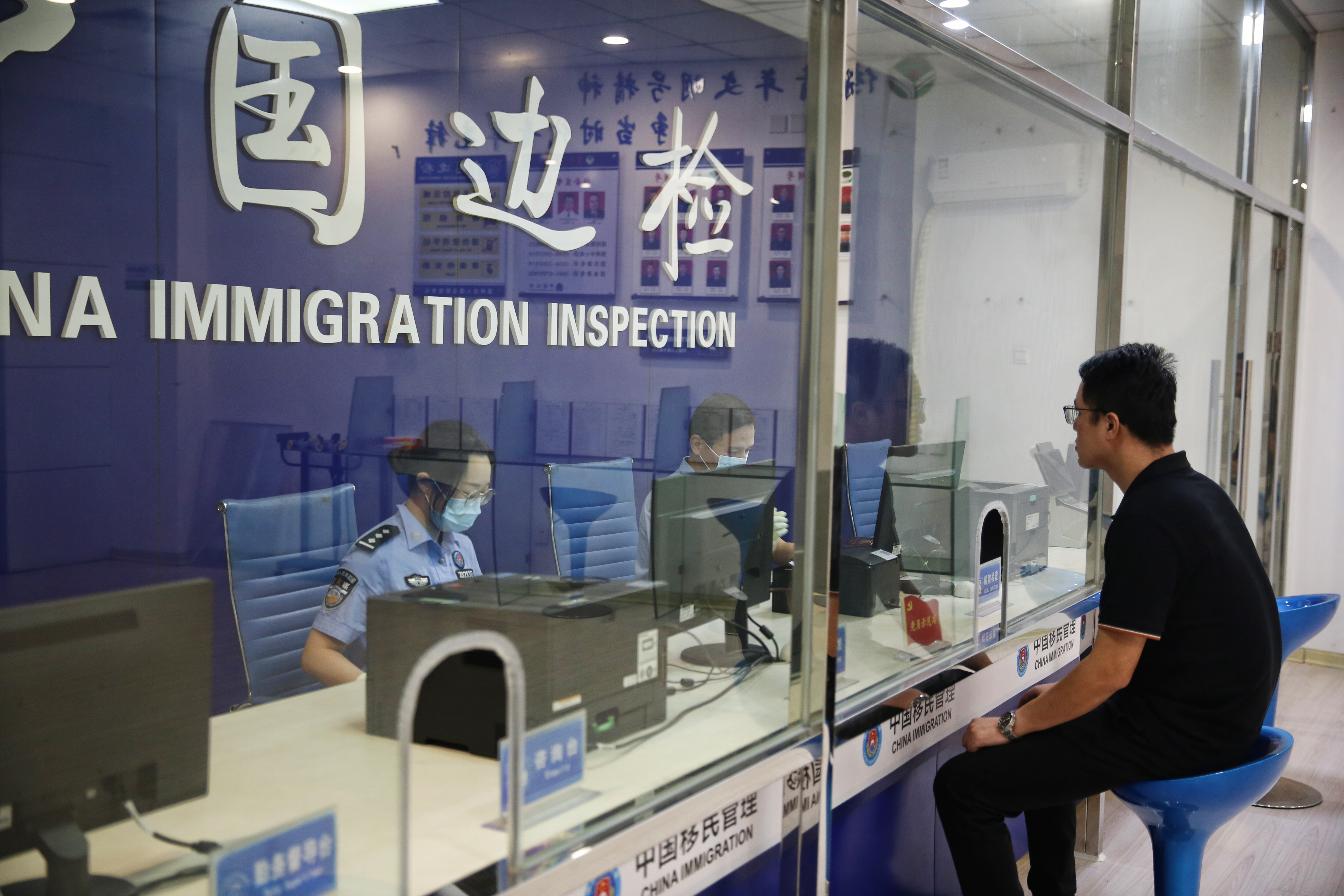 漳州边检站移民管理警察办理“维纳奥斯天空”轮通关手续(2) 高立璇 摄.jpg
