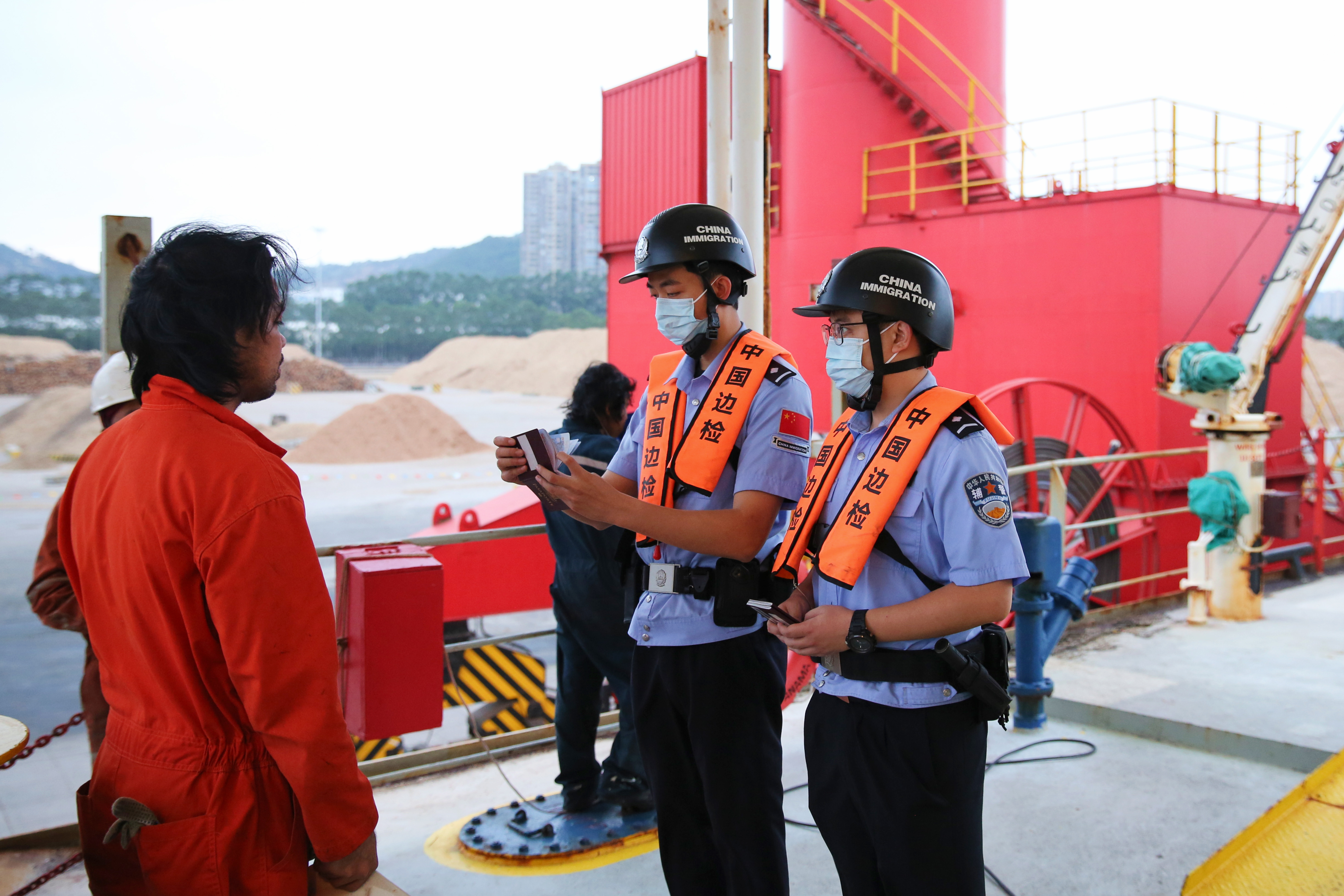 漳州边检站移民管理警察对“维纳奥斯天空”轮船员进行人证对照 (4)高立璇 摄.jpg