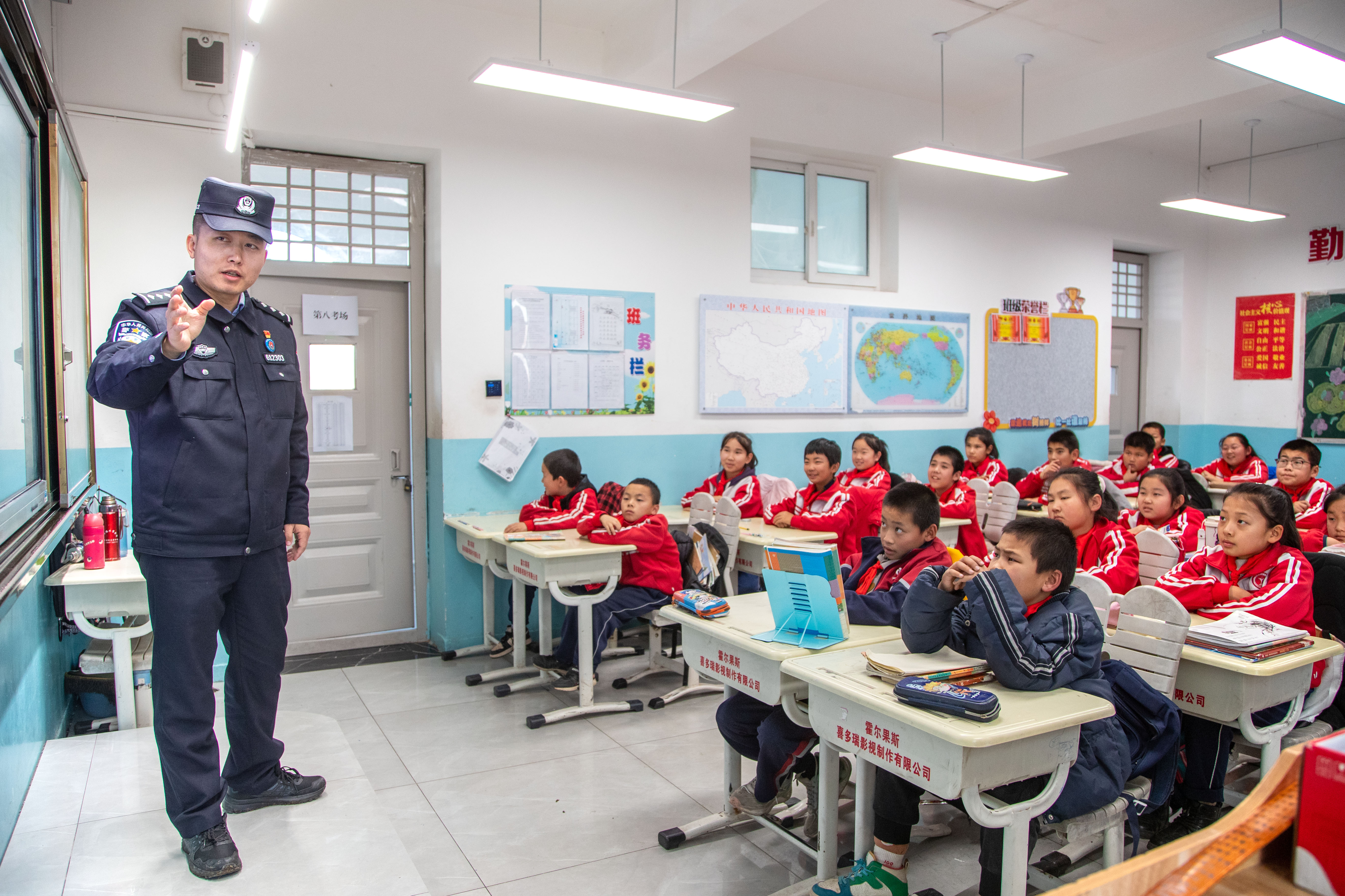 图九：图为民警在课堂上为学生们宣传讲解如何应对校园欺凌行为。.jpg
