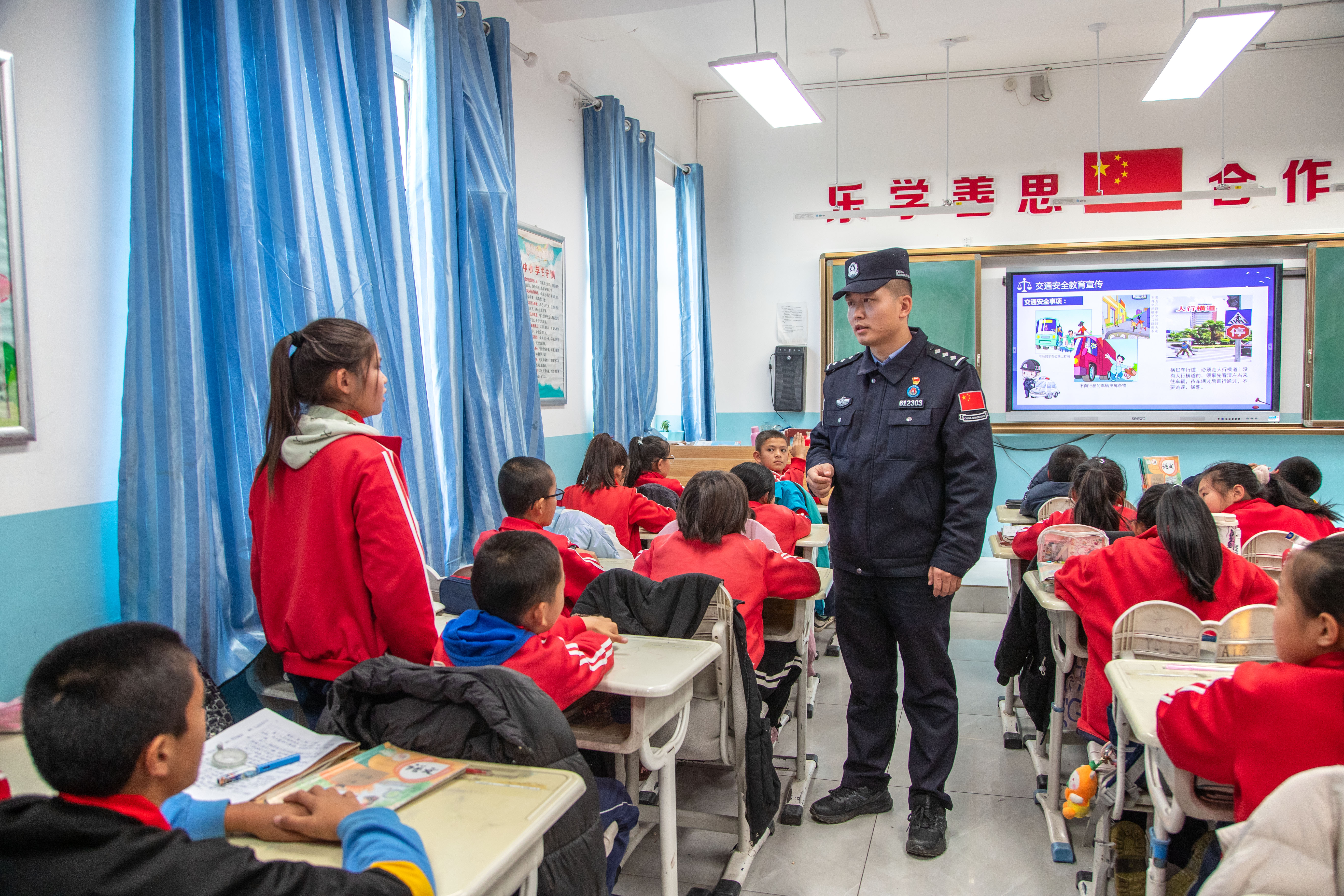 图三：11月20日，图为民警在课堂上与学生进行互动问答。.jpg