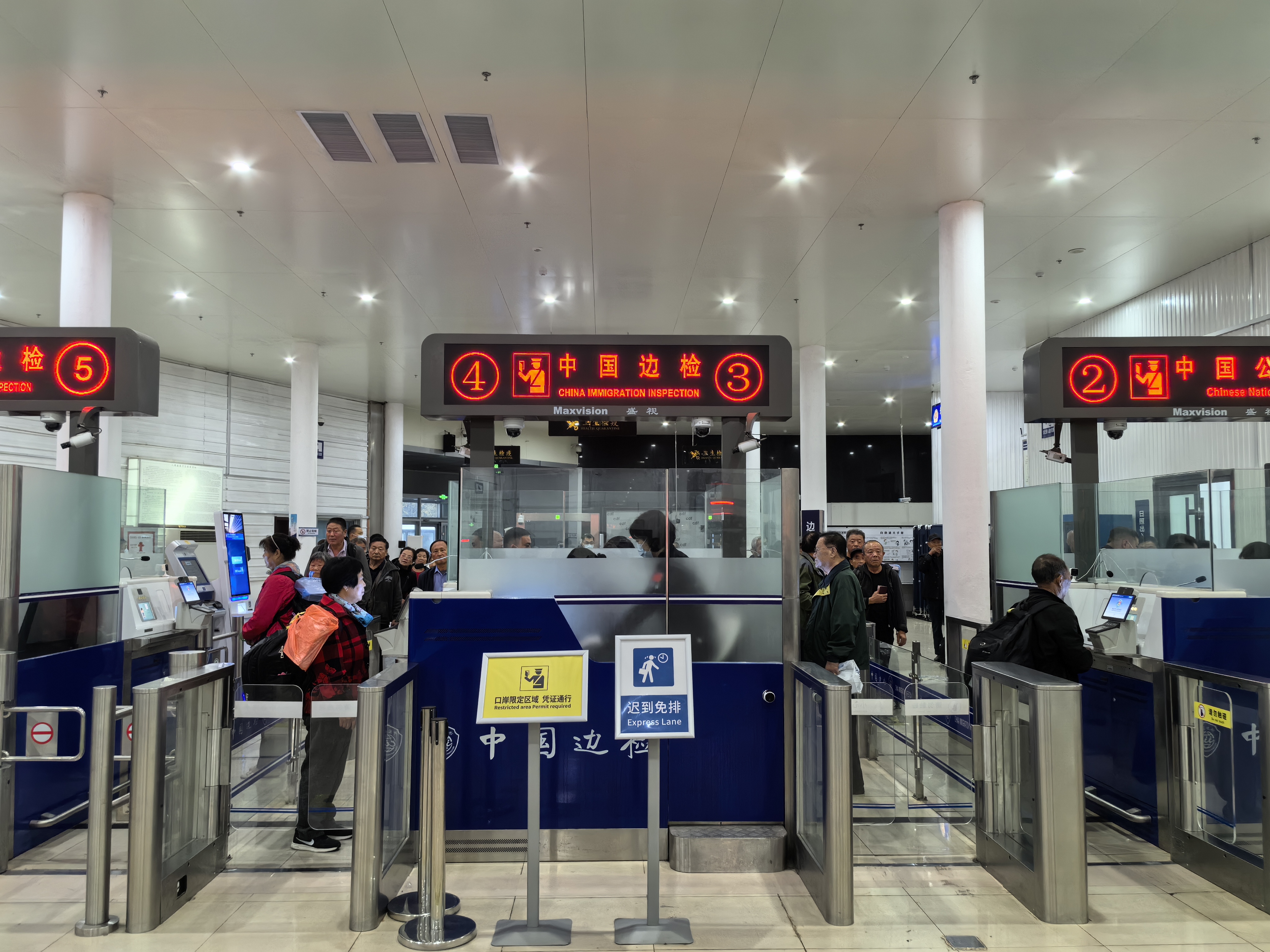 图为11月14日，一名韩国旅客正在日照港国际候船厅边检3号查验通道办理入境手续。（相苏容 摄）.jpg
