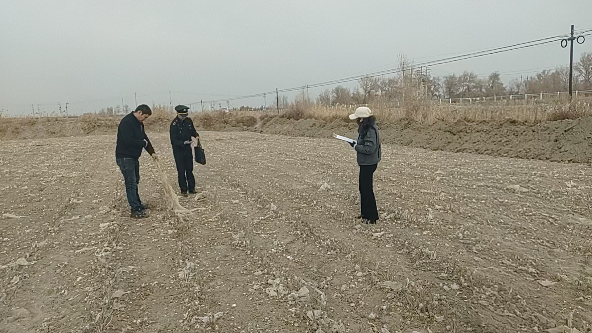 连日来，县农业农村局（畜牧兽医局）农业综合执法大队执法人员深入废旧地膜回收企业、回收网点、田间地头对残膜回收情况进行监督执法.jpg