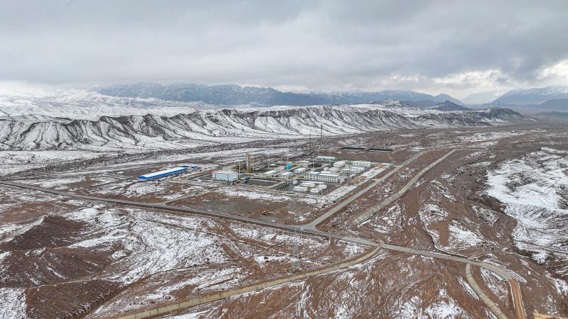 1-塔里木阿克莫木气田迎来了今冬的首场大雪，石油人站好岗、供好气，确保下游民众用气需求（杨皓渊 乃毕江 摄）.jpg