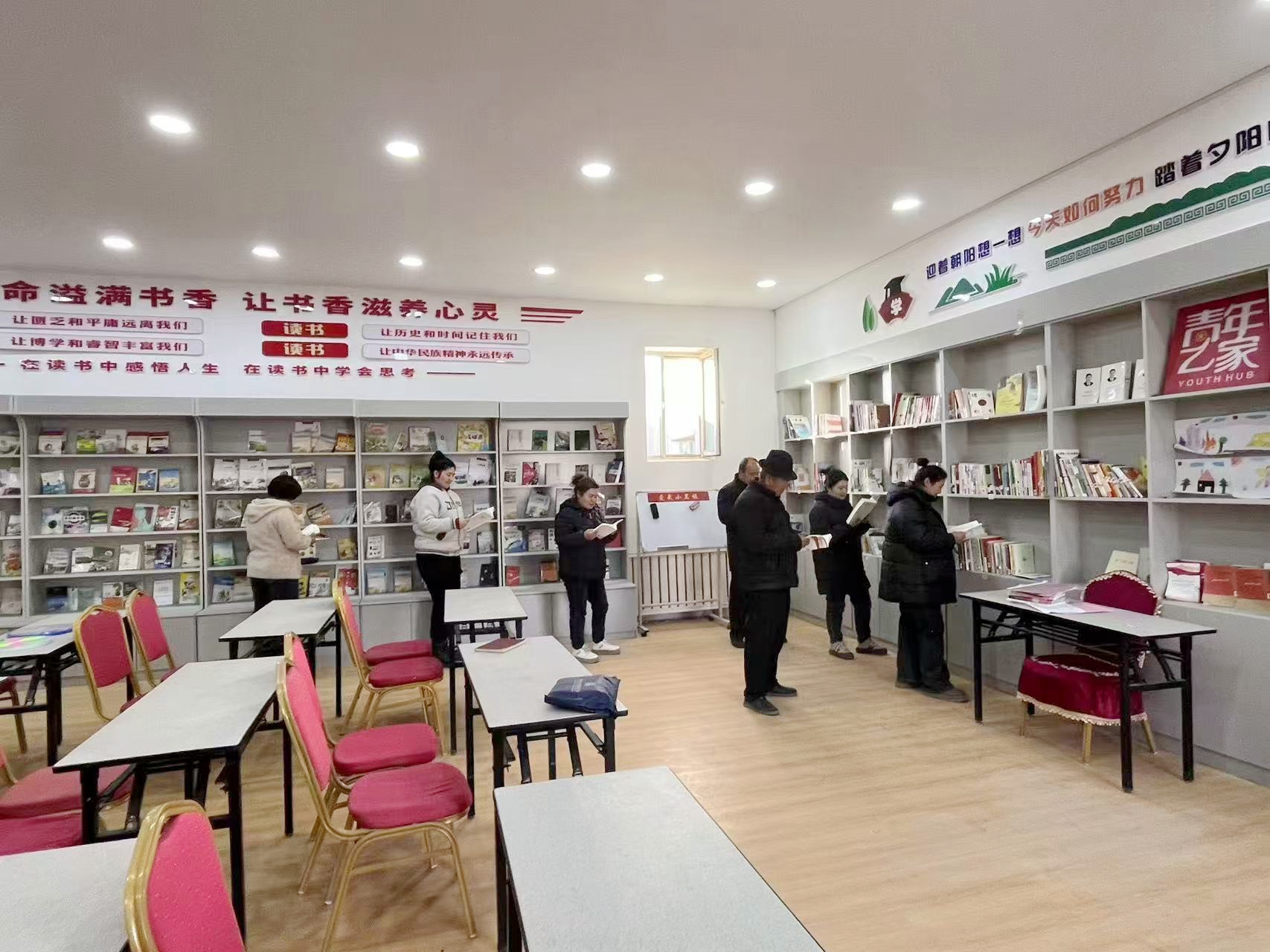 11月29日，走进兴平镇统其克村的“书吧”，书架上整齐摆放着文学、种植、养殖、农技、法律及文学等各类书籍，村民们在温暖的室内正在挑选阅读各种看得懂、学得会、用得上的书籍，丰富自己的头脑。.jpg