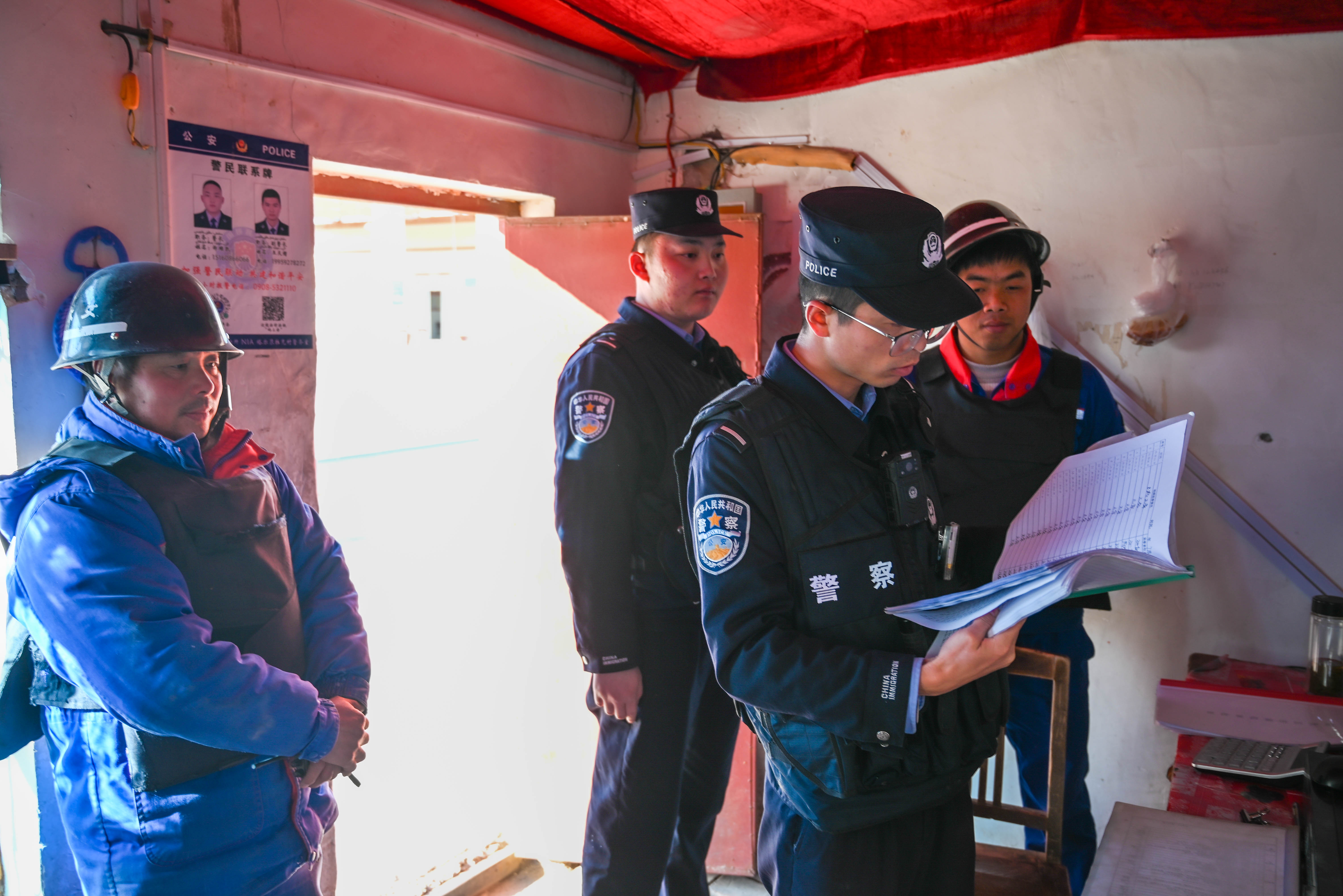 图为民警正在查阅加油站登记台账。刘楠  摄.jpg