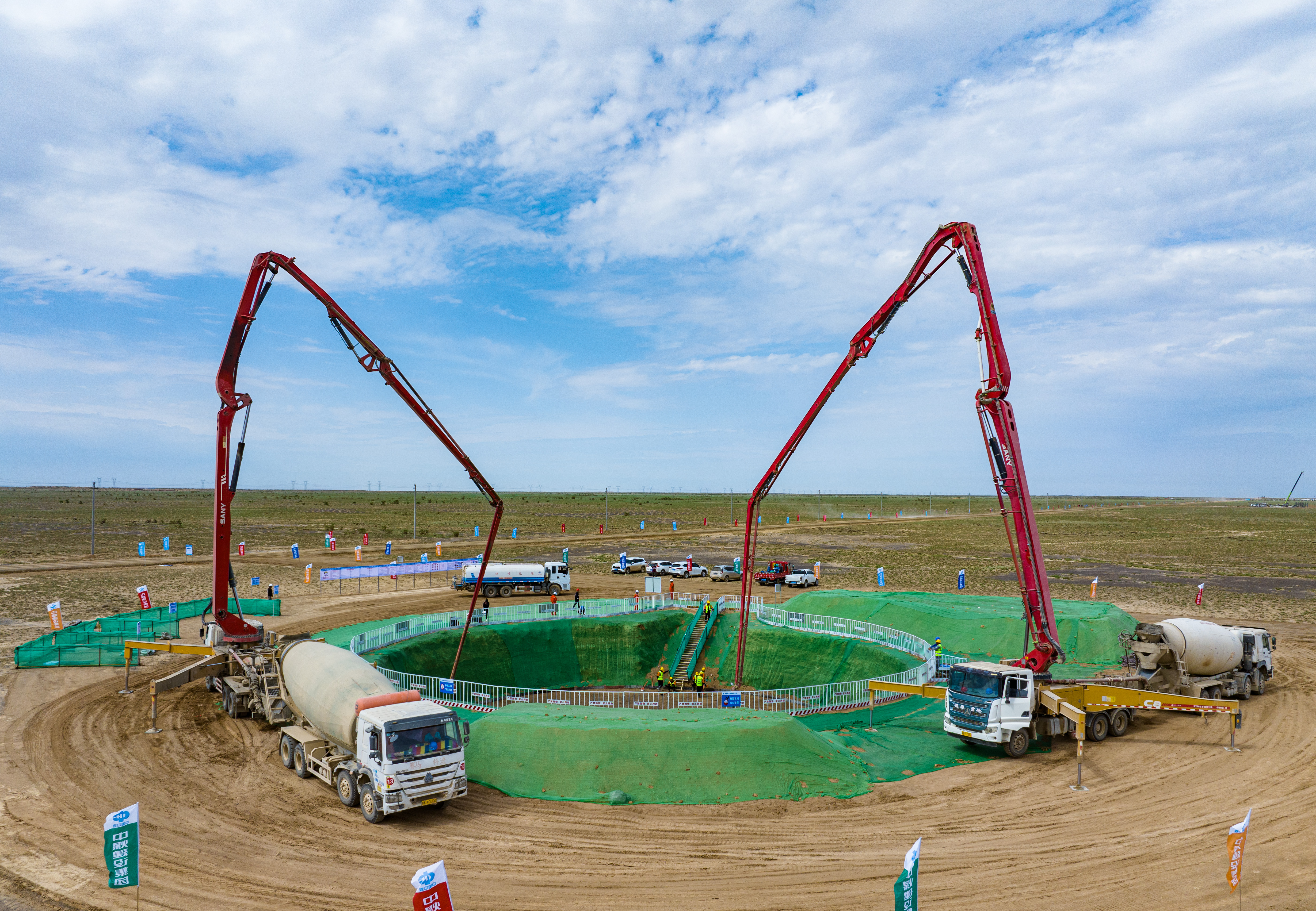 6月13日，木垒县老君庙南风电规划区250万千瓦风电项目建设现场，工人正在对风机基础进行混凝土浇筑。 何龙 摄.jpg