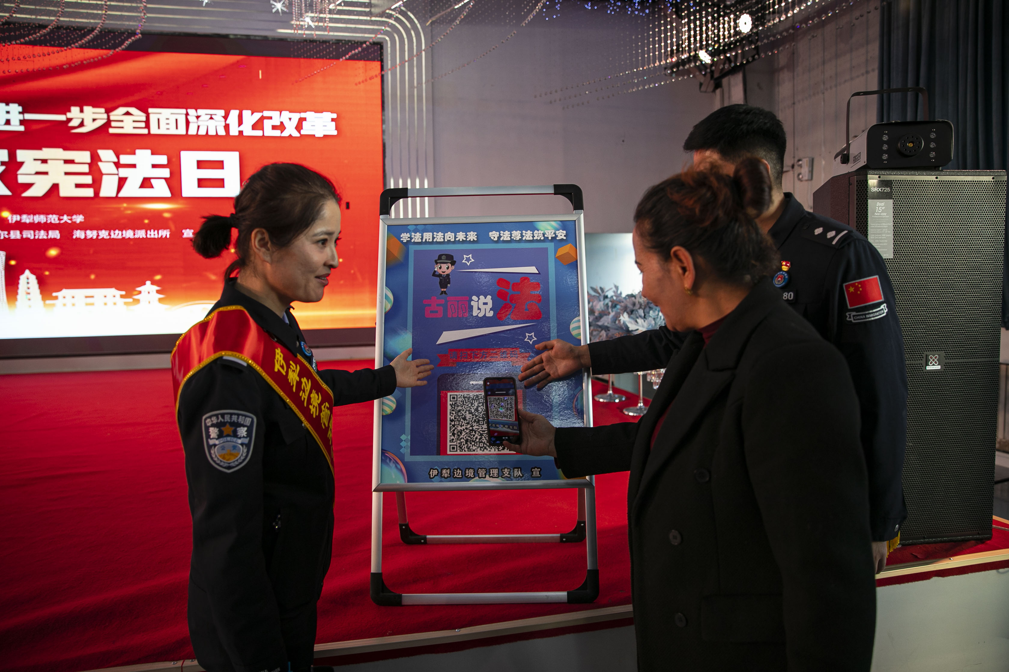 图八：图为民警向现场群众宣讲宪法知识。.jpg