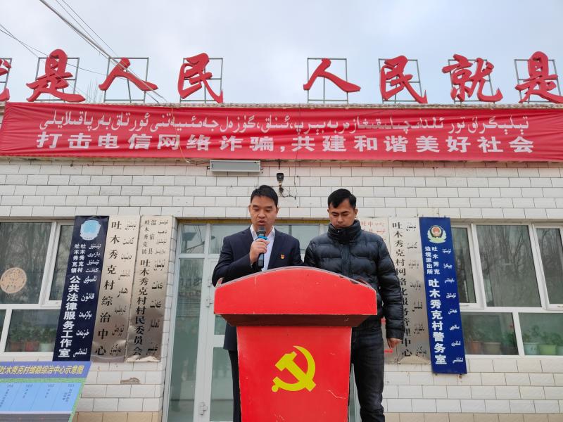 村“两委”干部和工作队员进行双语宣讲.jpg
