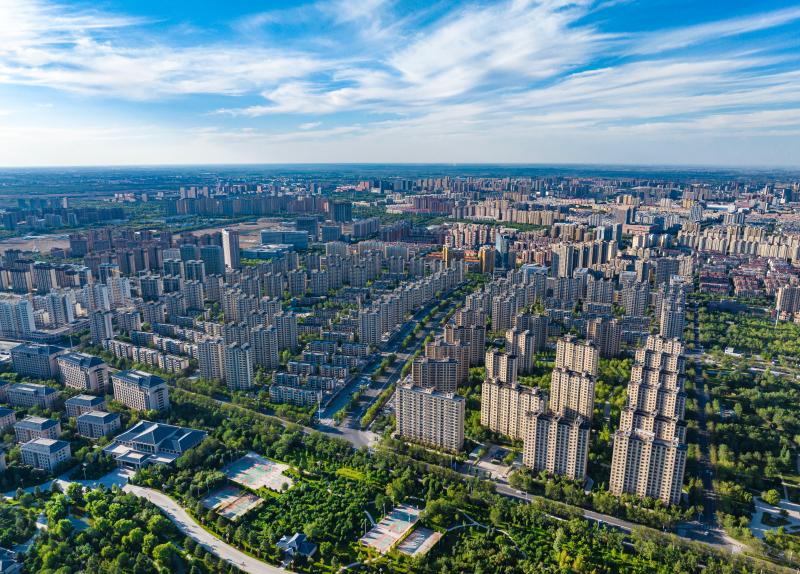 9月8日，昌吉市滨湖河景观带碧水蓝天、绿意盎然。 何龙 摄 (1).jpg