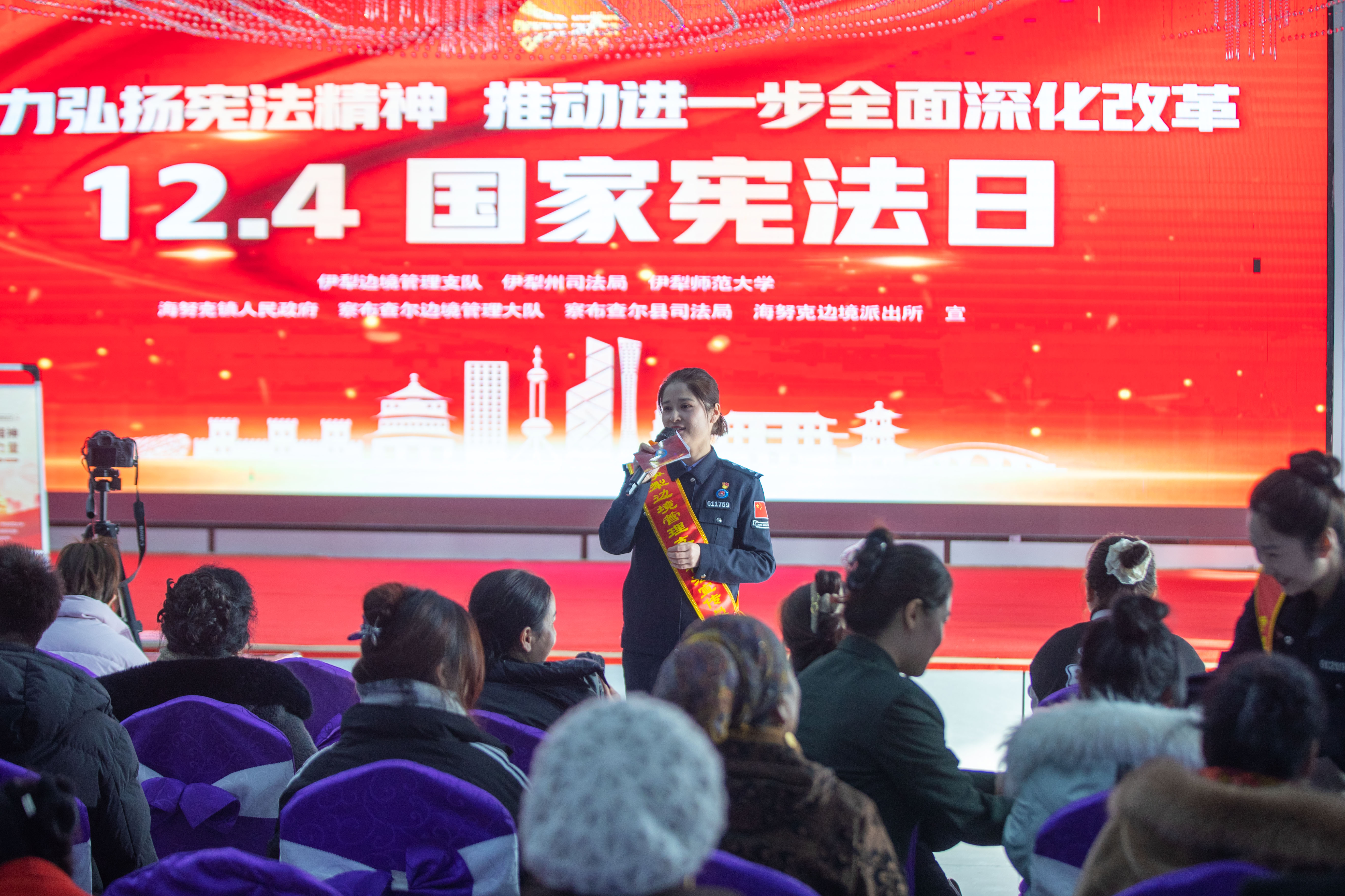 图三：图为民警向现场群众宣讲宪法知识。.jpg