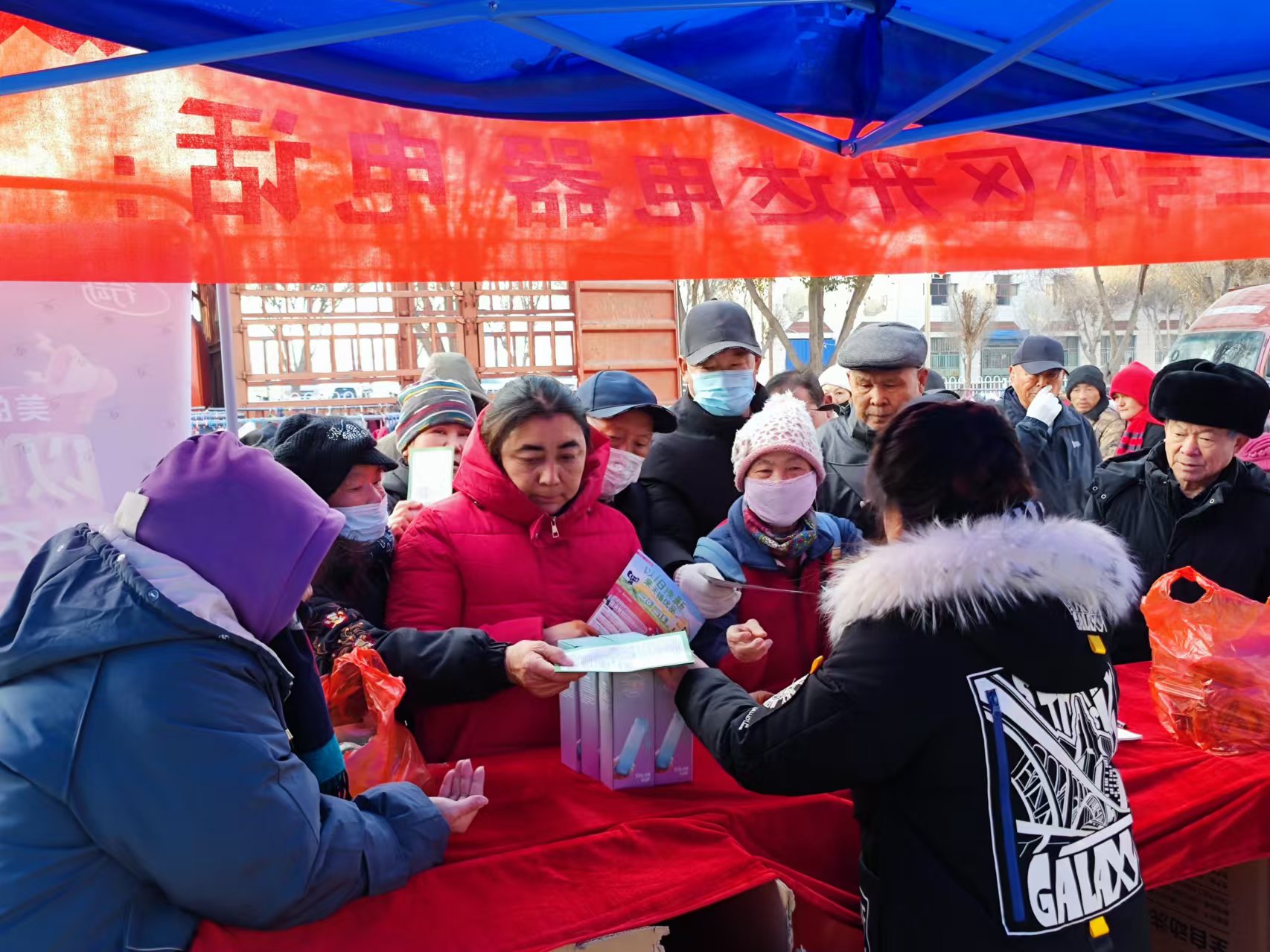 尉犁县商工局开展“以旧换新”政策宣传活动.jpg