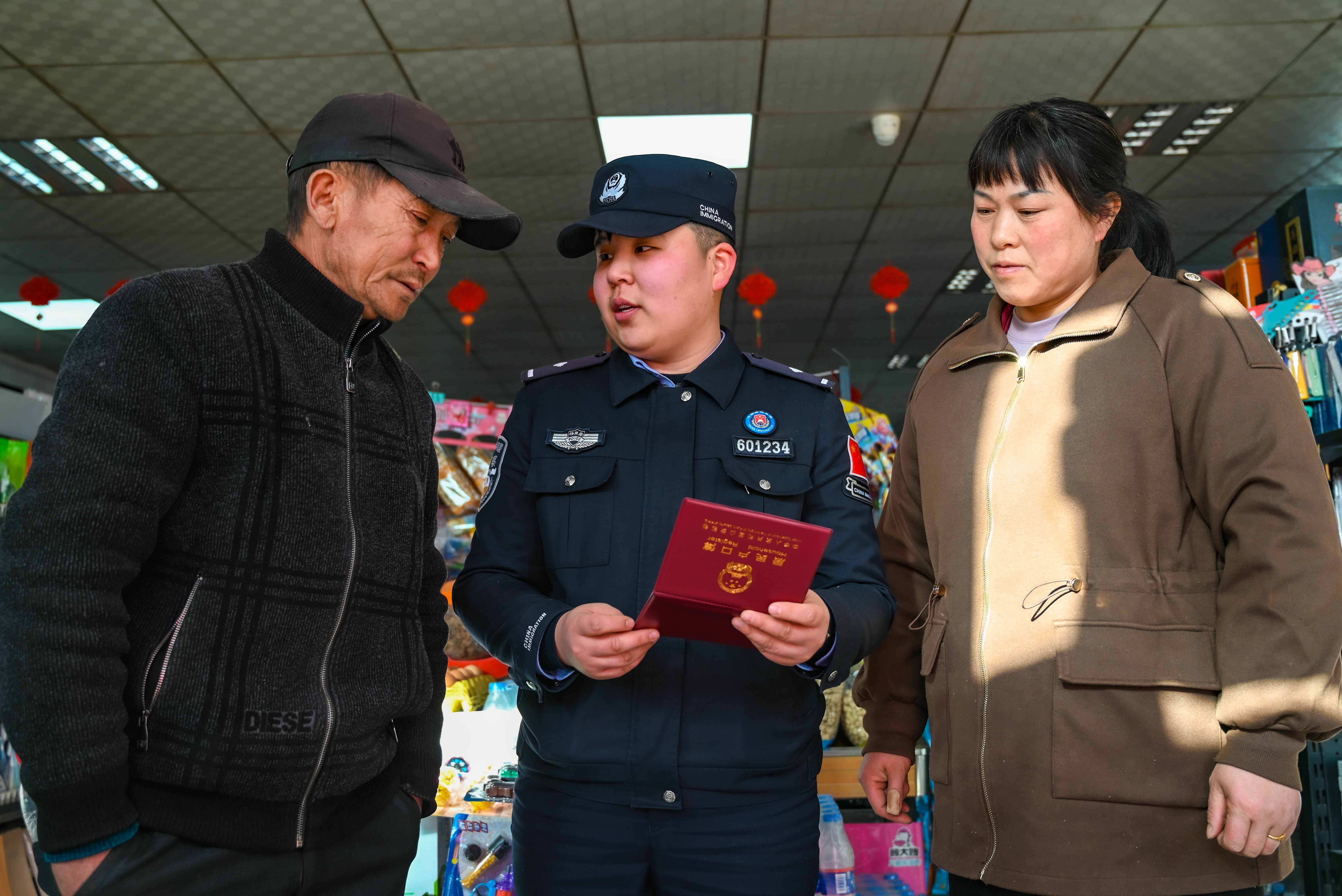 图为民警正在为群众讲解户籍知识。刘楠  摄.jpg