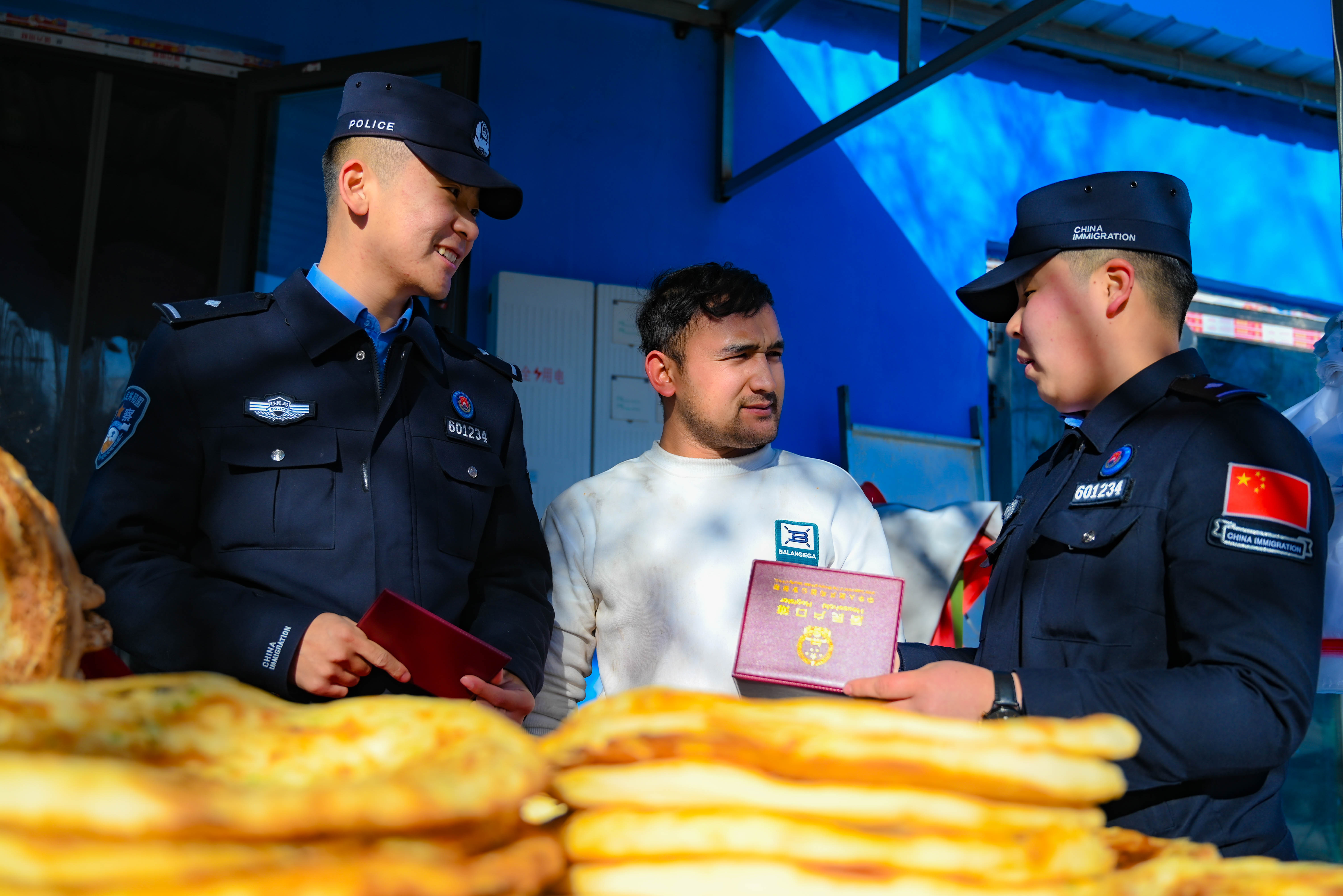 图为民警正在向辖区商户宣讲户政业务知识。 刘楠 摄.jpg