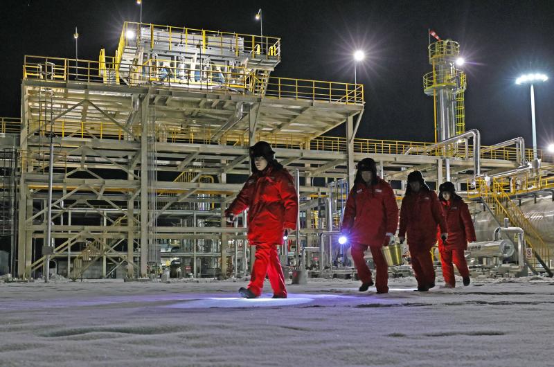 图9、员工们踩着积雪巡查各区域的装置运行情况。.jpg