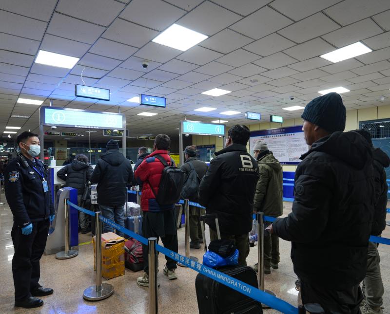 图1：12月9日红其拉甫出入境边防检查站移民管理警察为入境旅客及时加开旅检通道，确保旅客畅行无忧.jpg