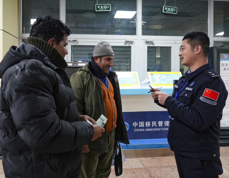 图5：12月9日红其拉甫出入境边防检查站设置专门咨询台，在执勤现场安排精通外语的民警提供通关指引.jpg