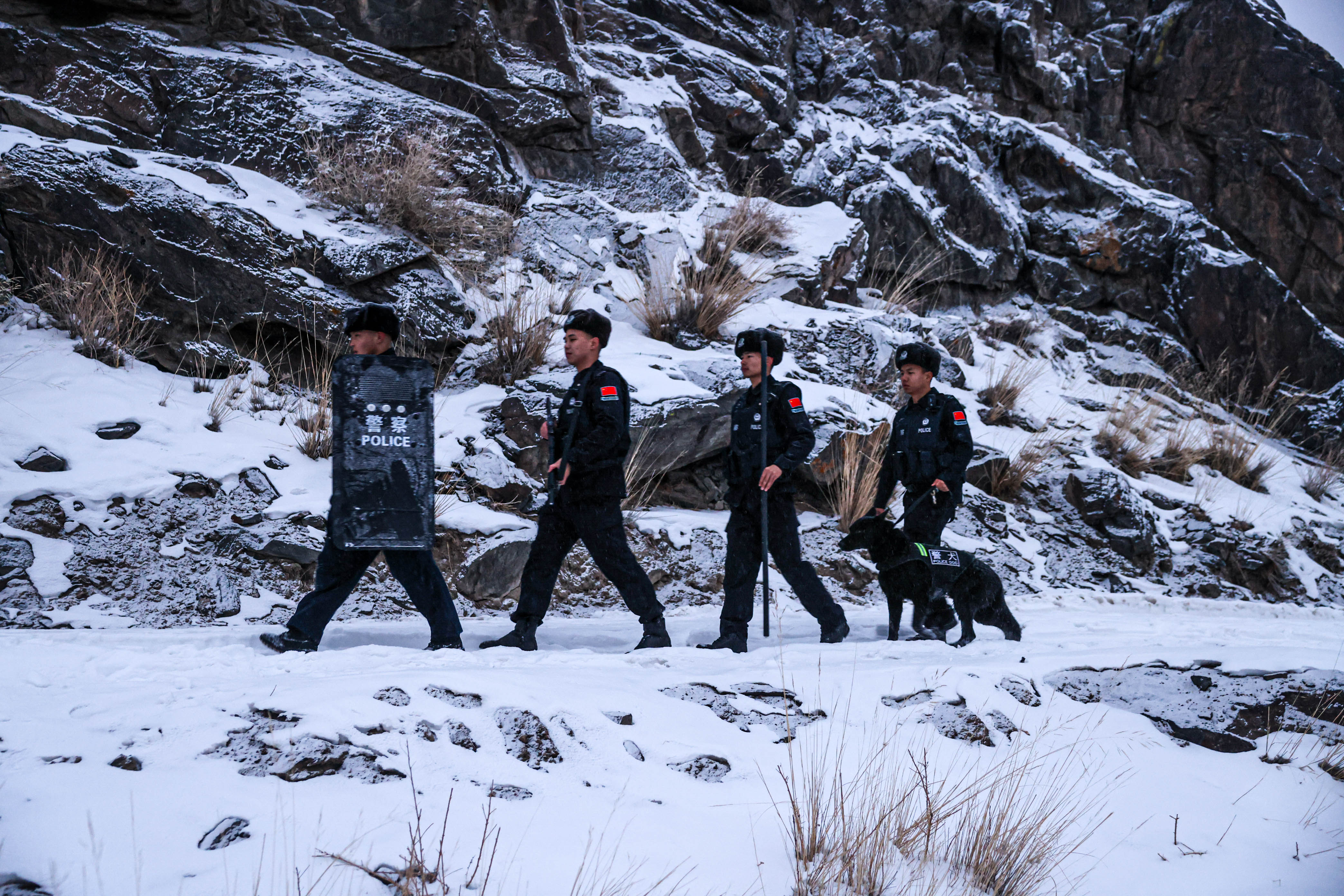 4.图为2024年12月2日，民警们正在对边境一线进行巡逻踏查。.jpg