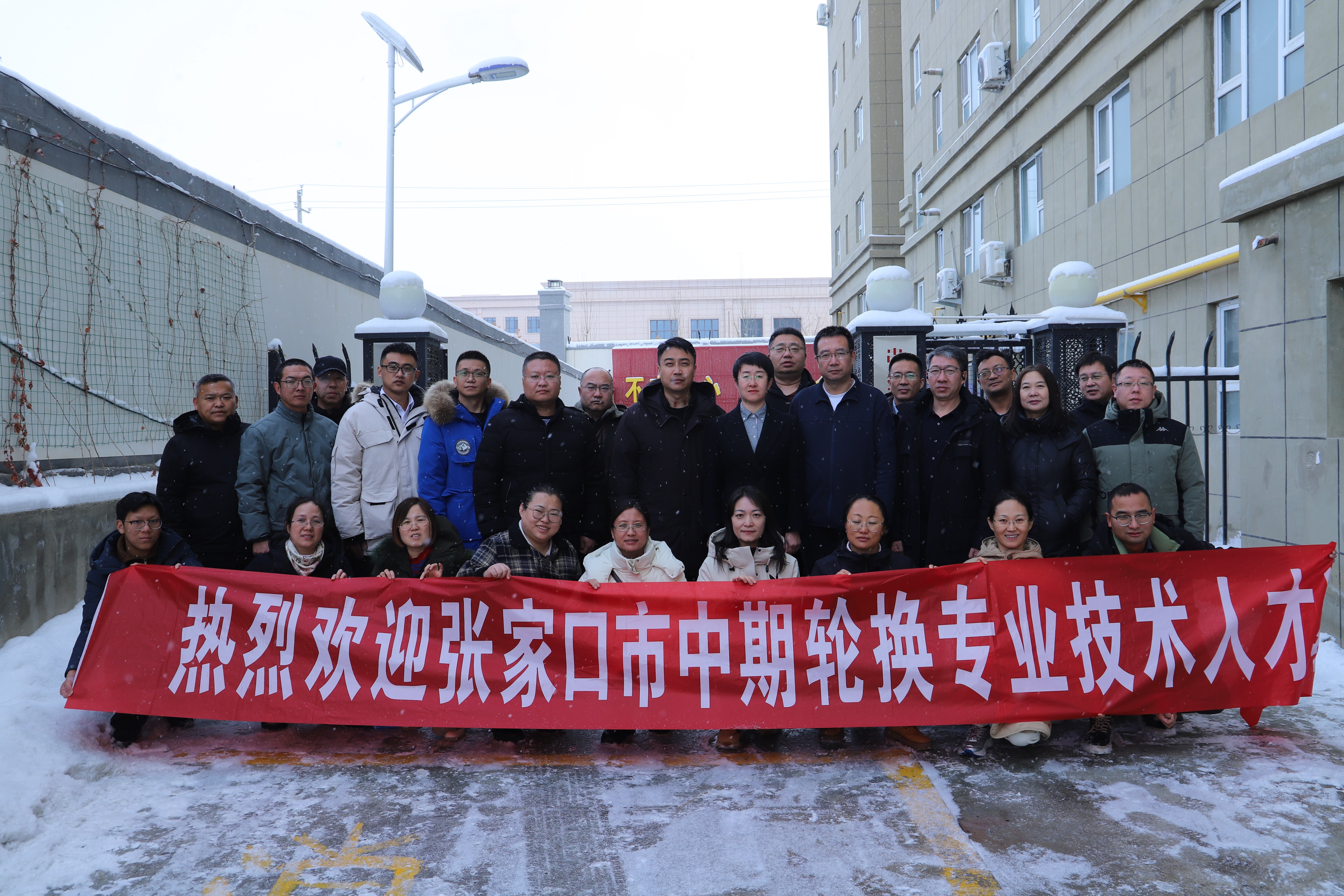 12月11日，河北省张家口市第五批中期轮换援疆专业技术人才抵达和硕县 陈皓然 摄 (5).jpg