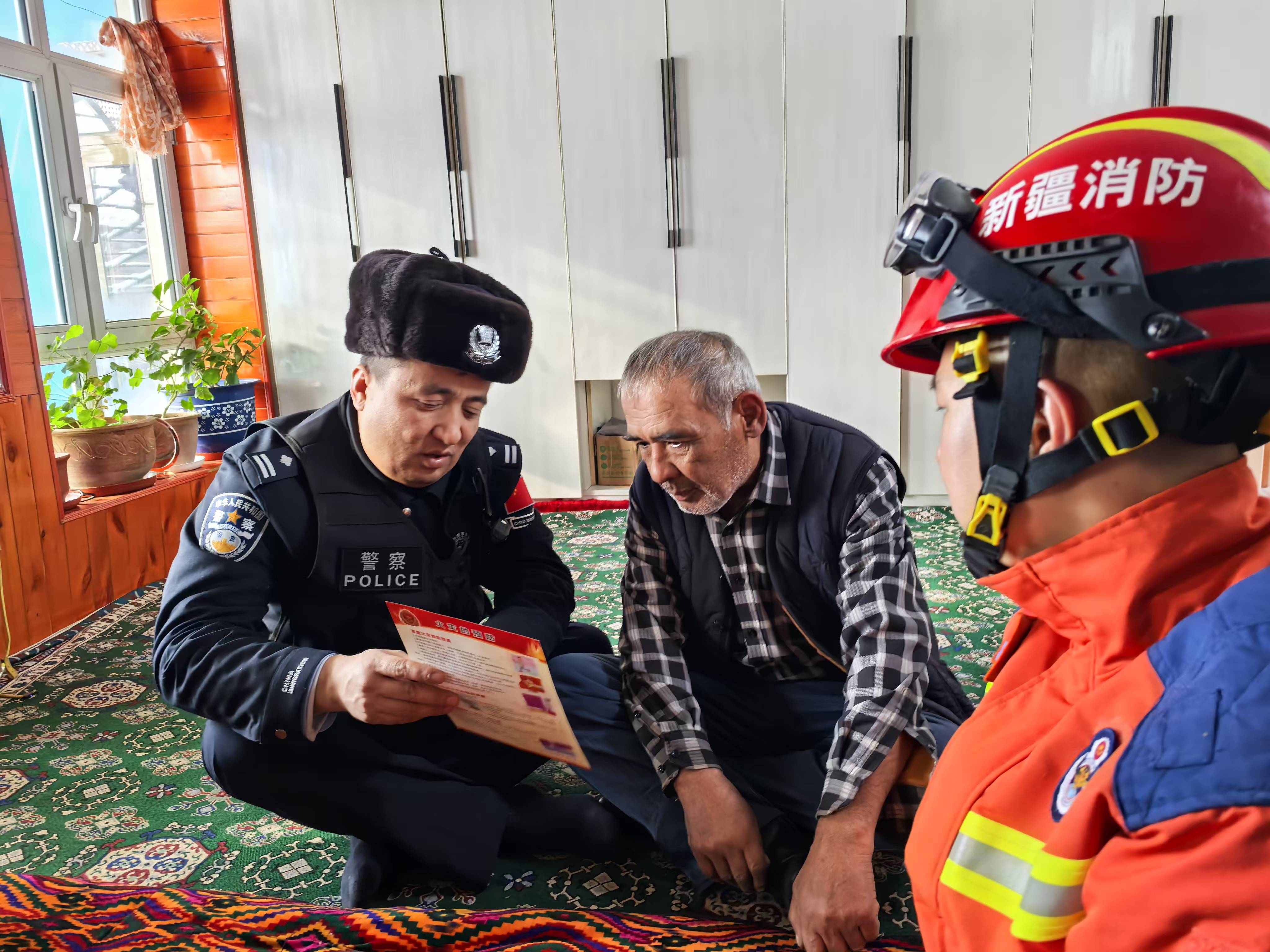 图四：12月10日，图为民警走村入户向群众宣传消防安全知识及防范电信诈骗等知识。.jpg
