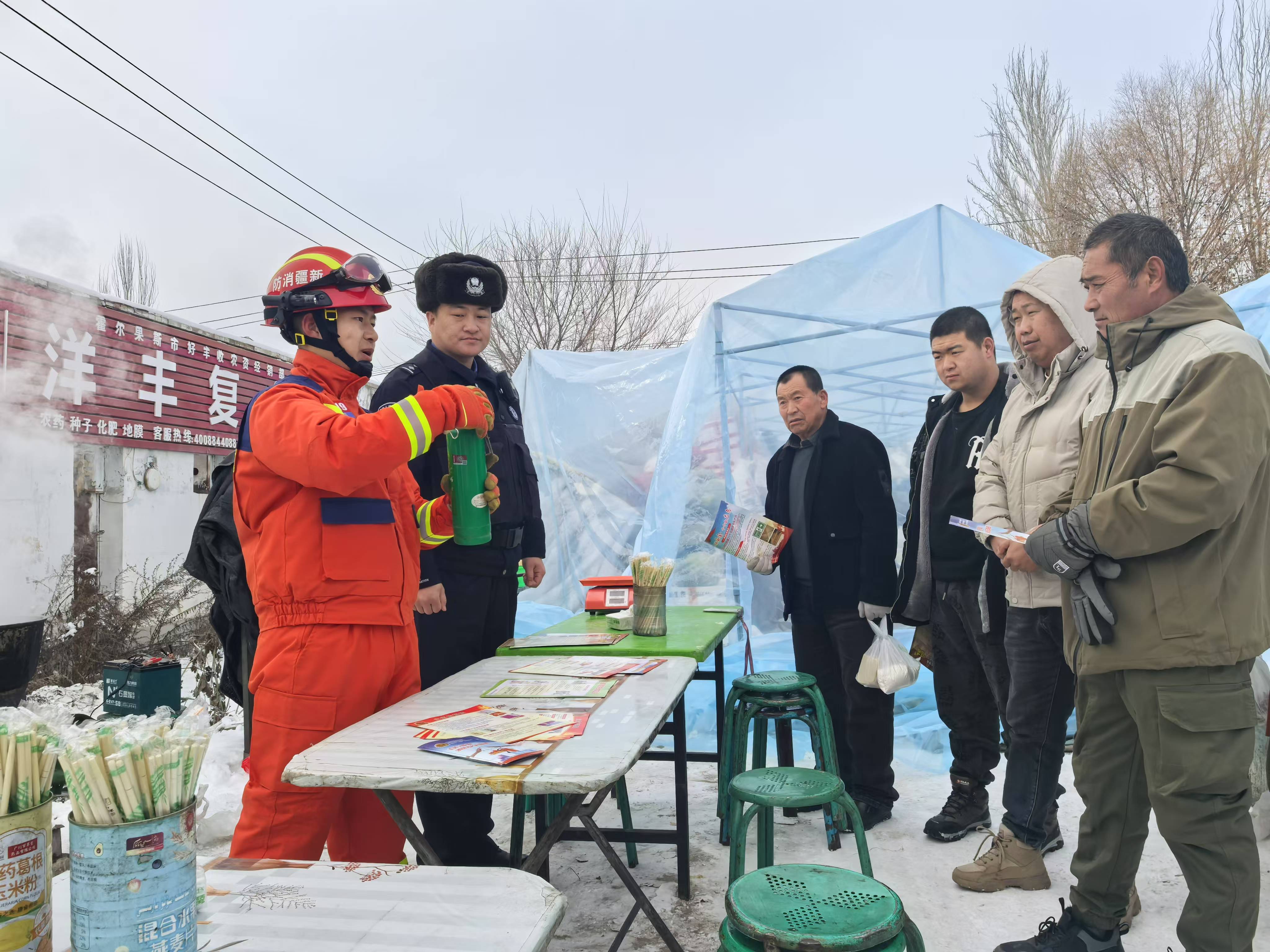 图二：12月10日，图为民警与消防人员正在巴扎向过往群众普及消防安全知识。.jpg