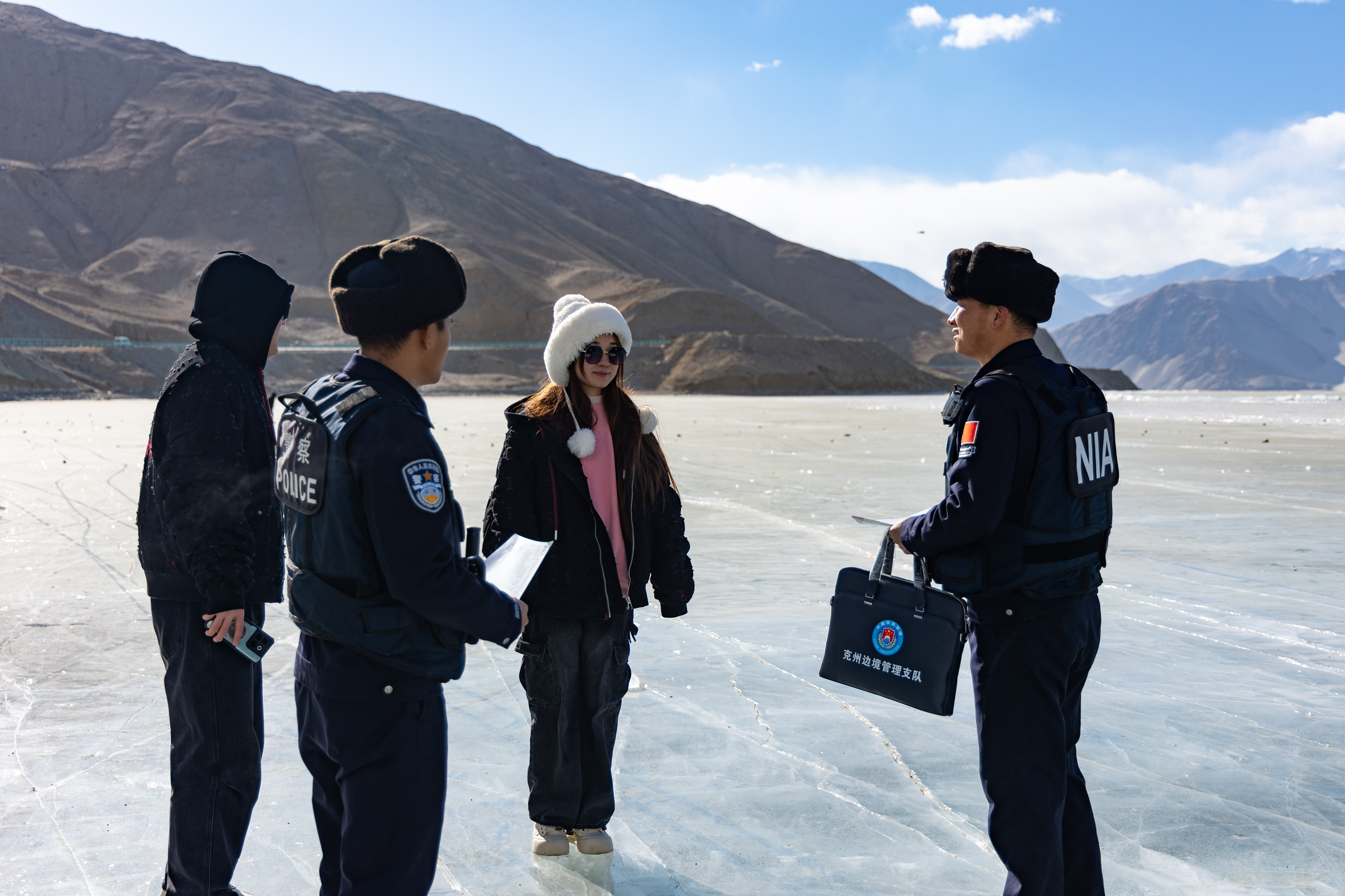 民警正在给游客宣讲冬季安全旅游知识.jpg