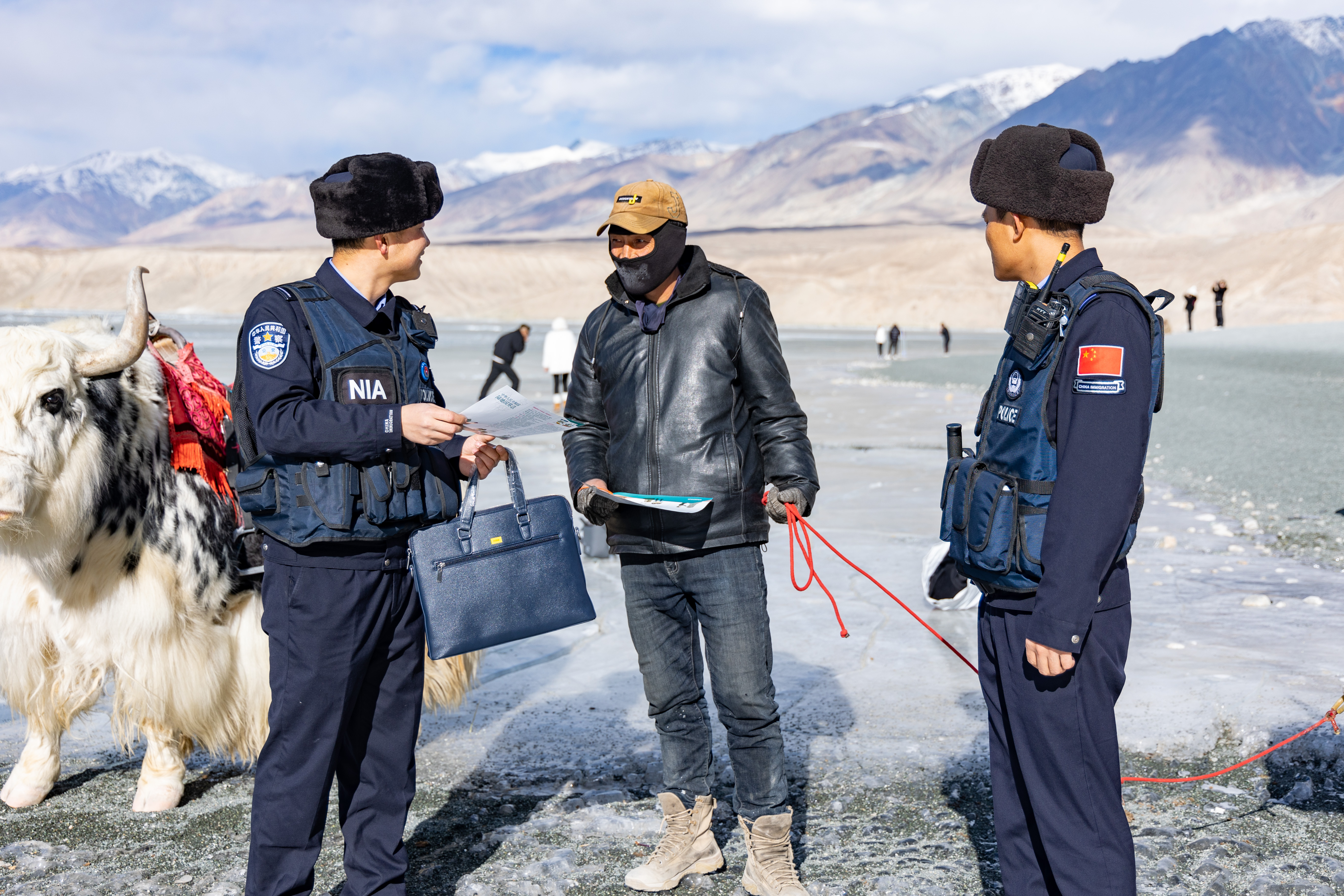 民警正在向景区人员宣传冬季安全防范知识3.jpg