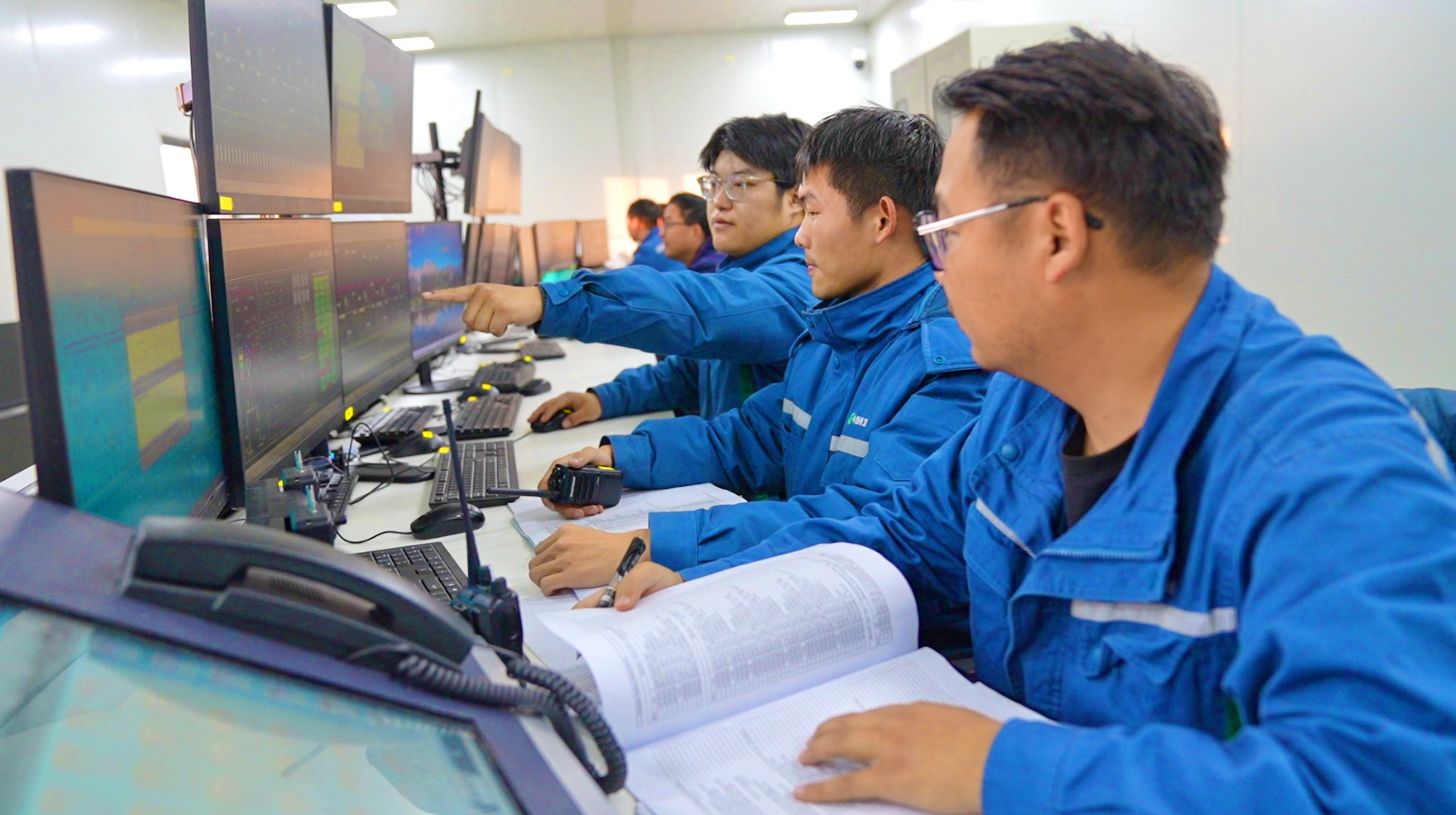 12月18日，中绿电若羌400万千瓦光伏项目并网成功王中信摄.jpg