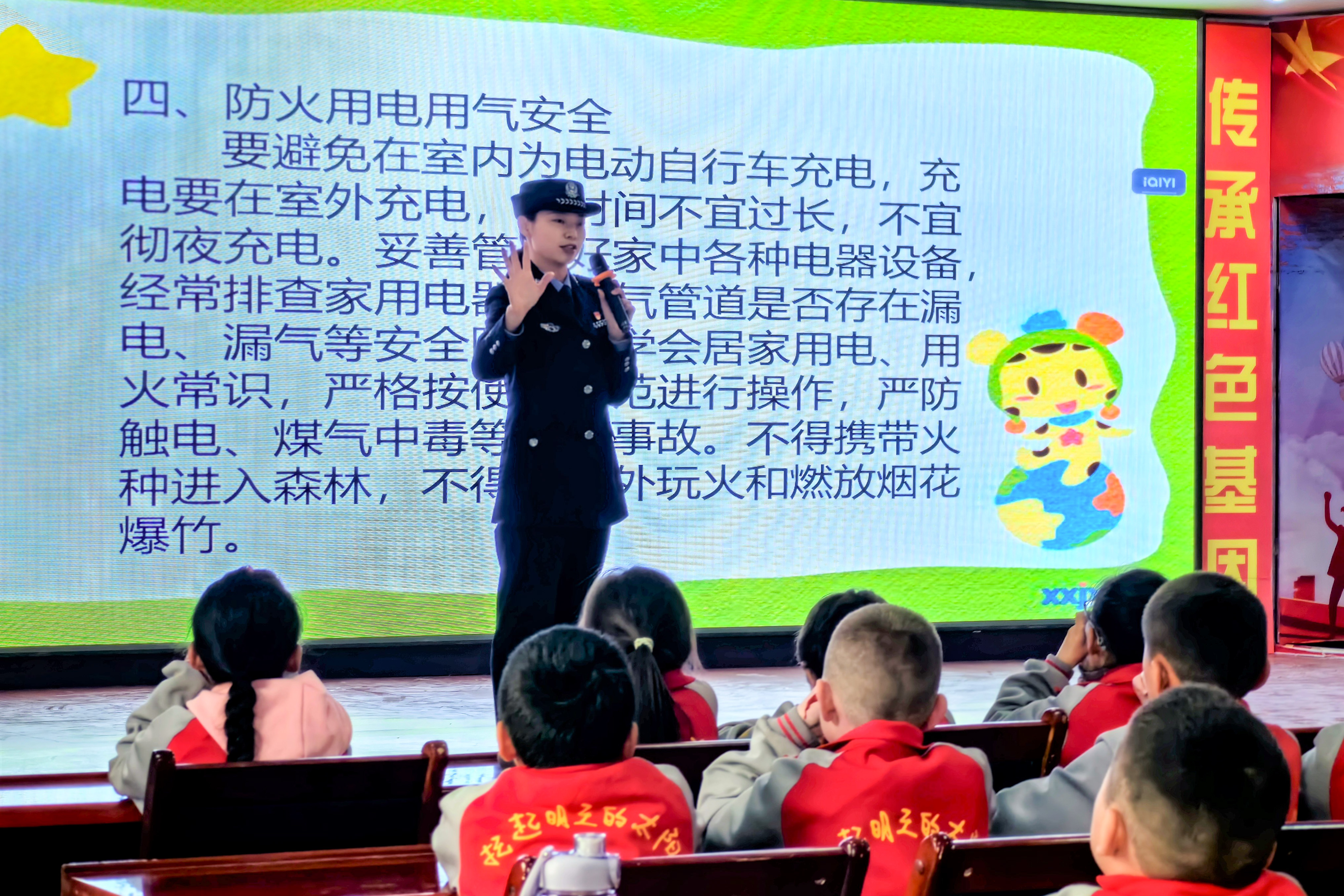 图为民警正在向学生讲解冬季安全知识 (2).jpg