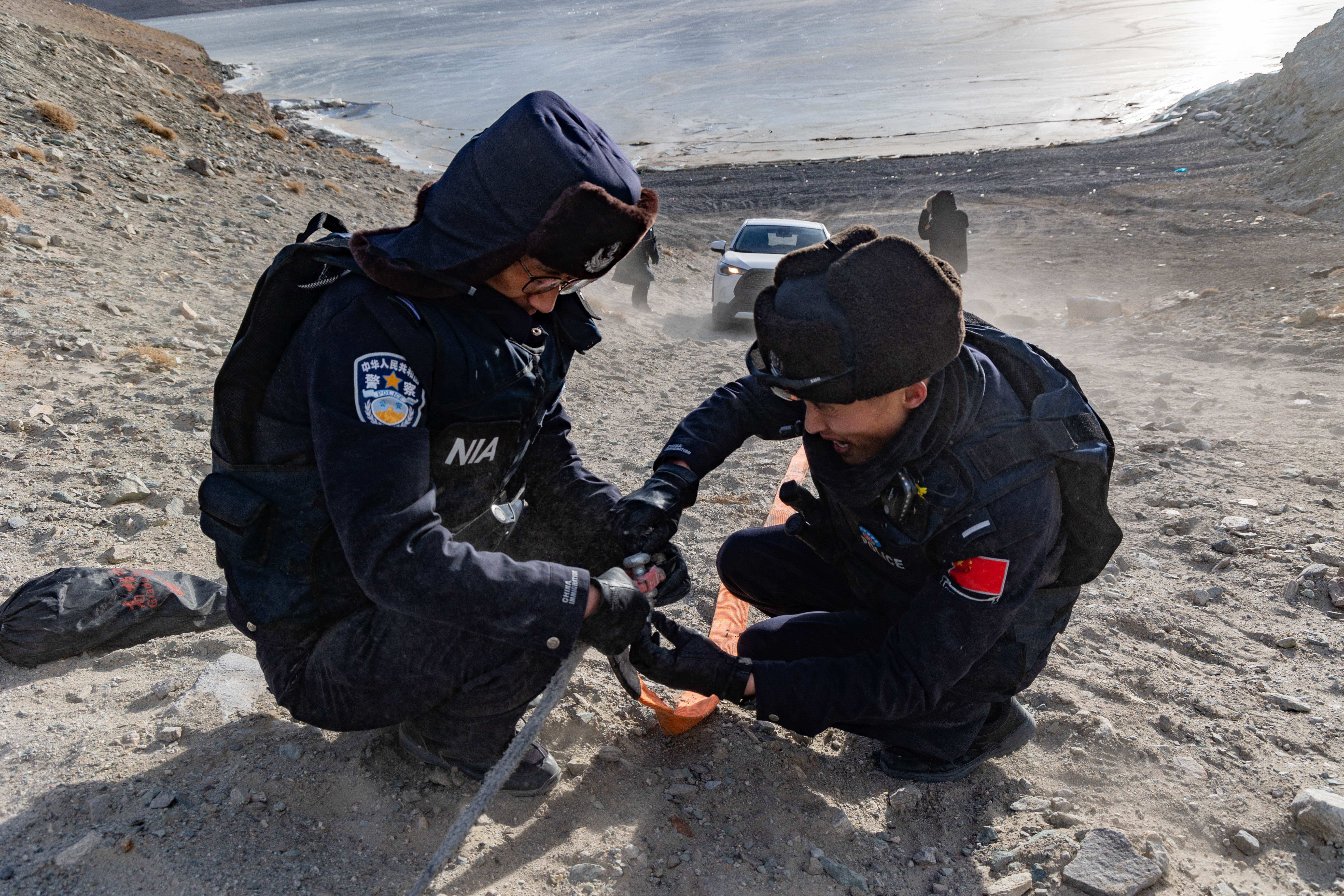 民警正在布置拉车绳2.jpg