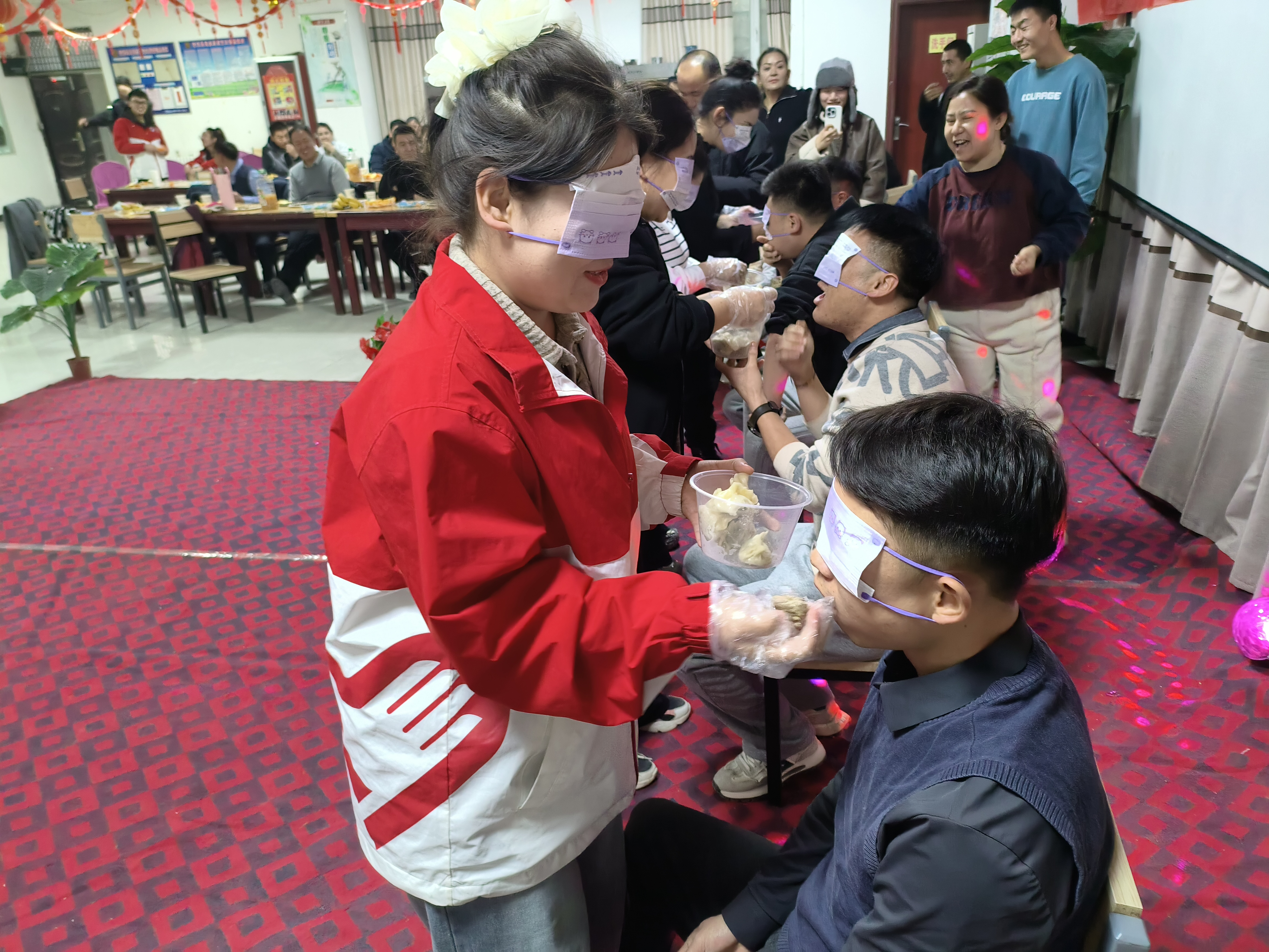 1219冬至活动的蒙眼吃饺子活动-张婷摄.jpg
