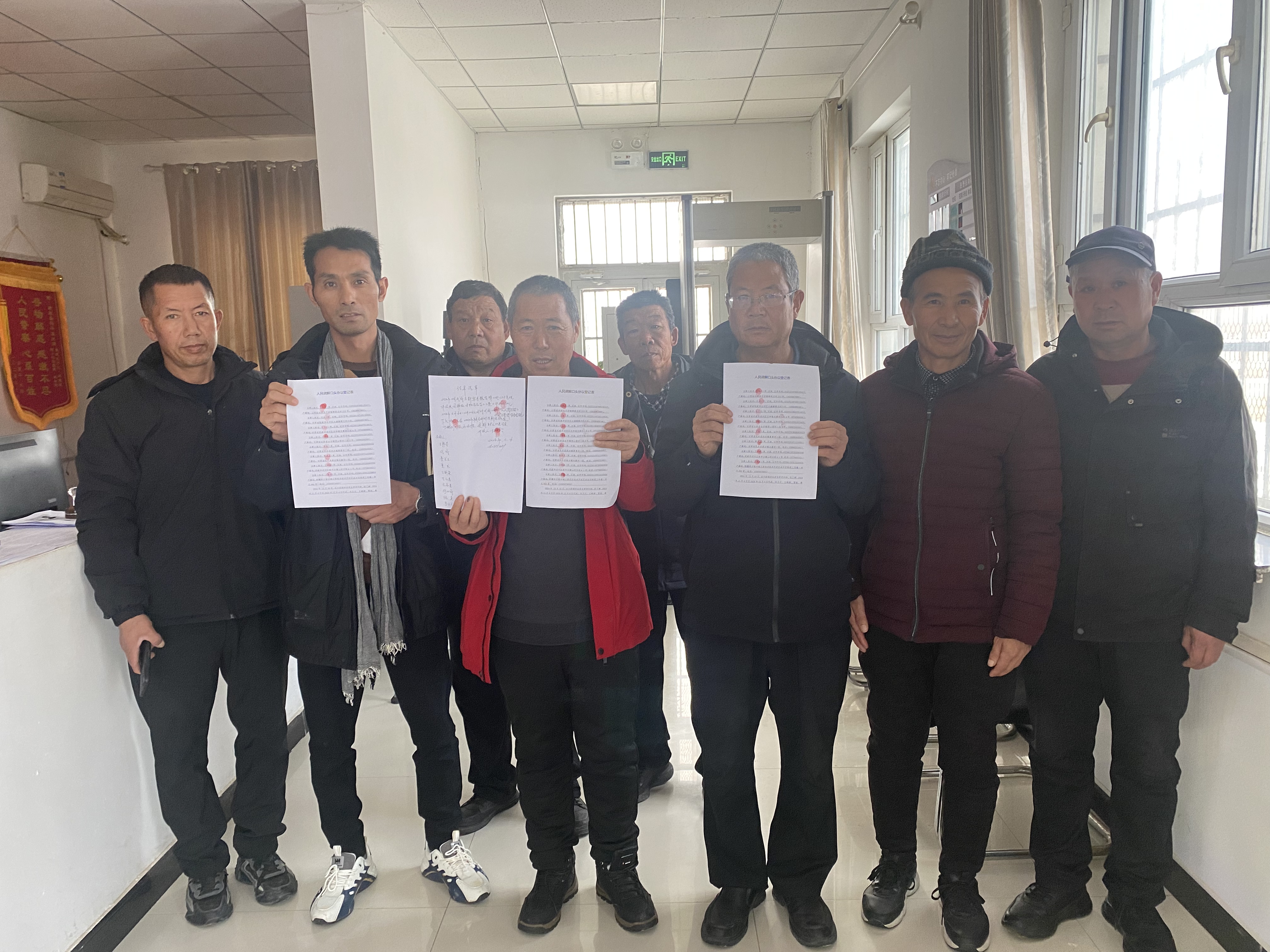 12月17日，尉犁县公安局兴平派出所帮助7名农民工追回拖欠薪资，受到农民工的集体称赞。.jpg