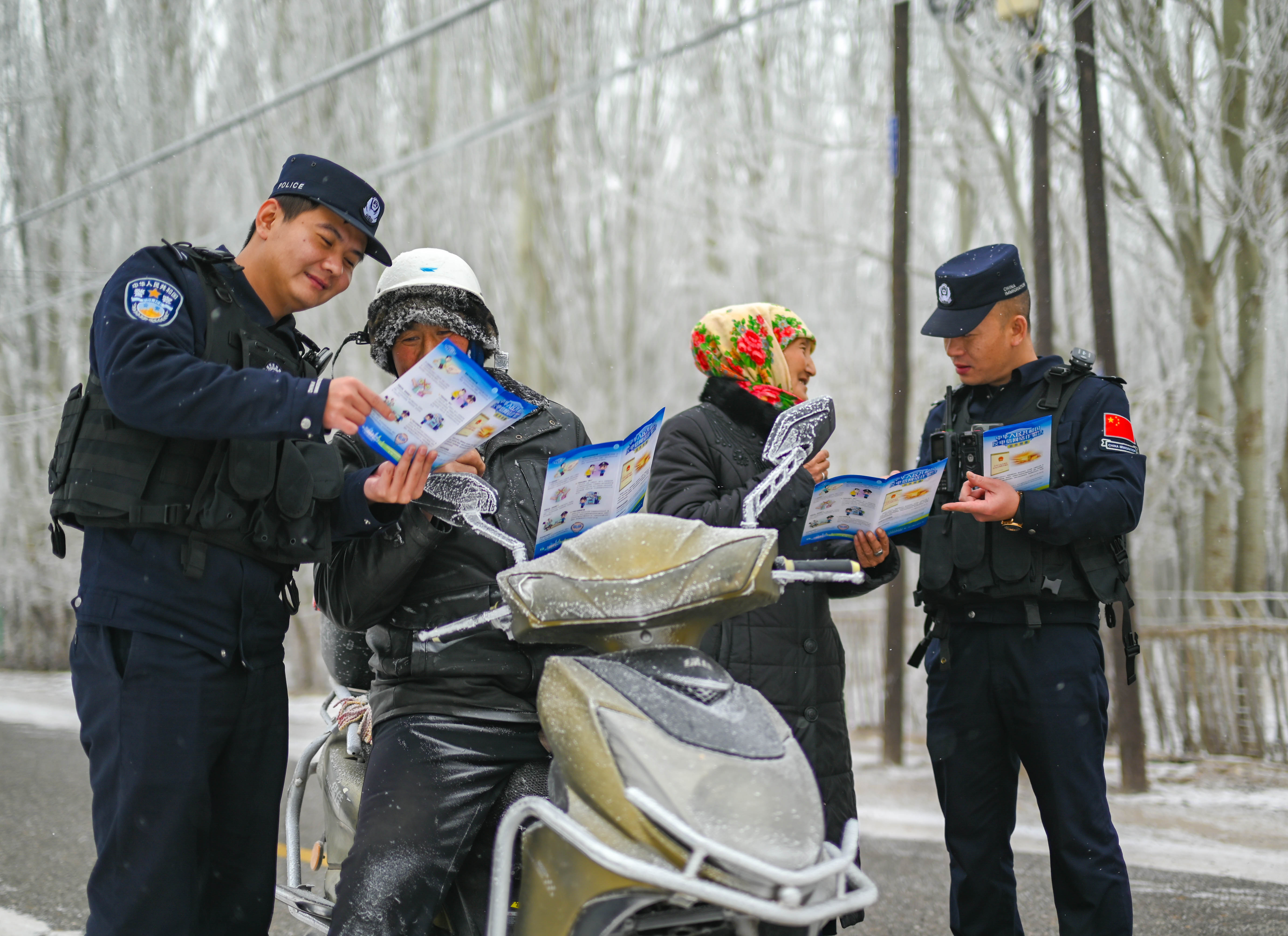 图为民警正在向辖区群众宣讲防范电信诈骗知识。 刘楠 摄 (2).jpg