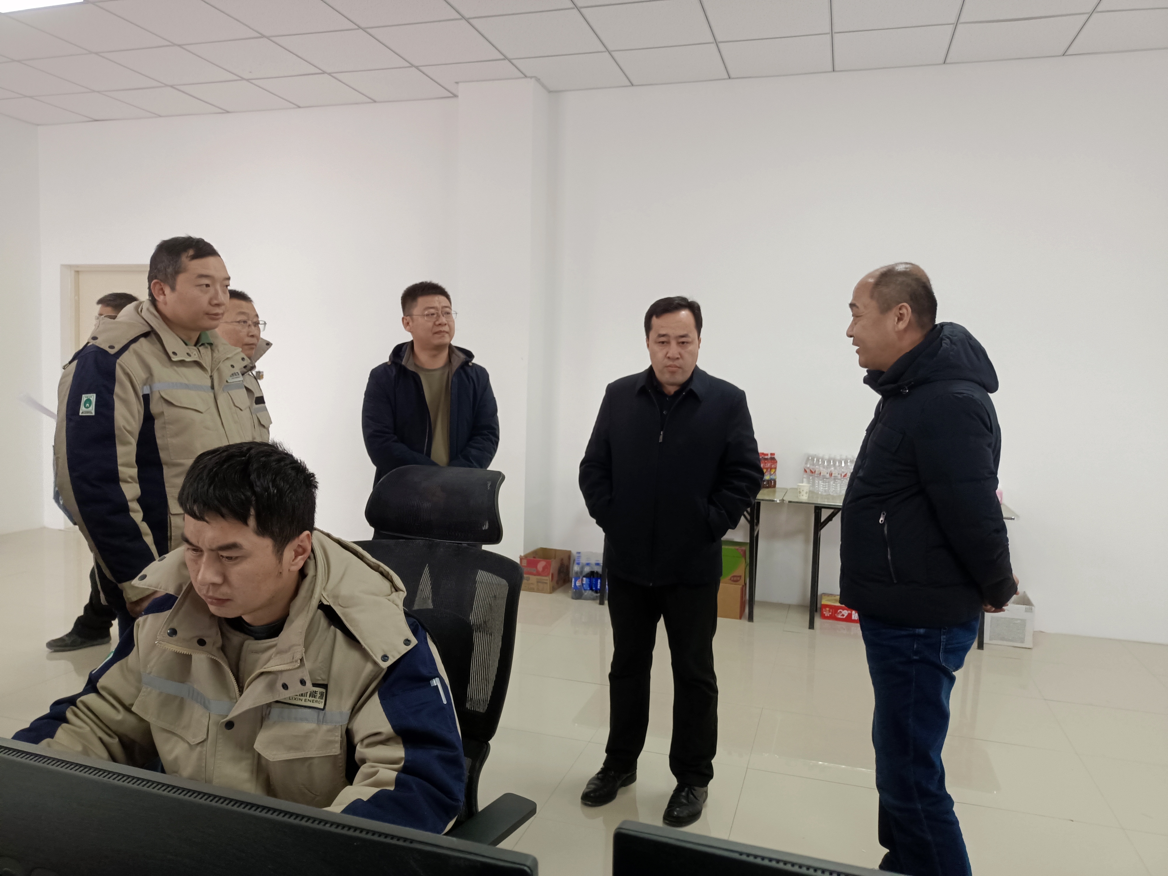 县人民政府副县长帕尔哈提•依米提参观 张达 摄.jpg