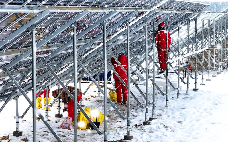 图3-光伏项目建设期间，石油人顶风冒雪加快建设步伐，安装光伏设备，确保优质高效投运（陈士兵 摄）.jpg