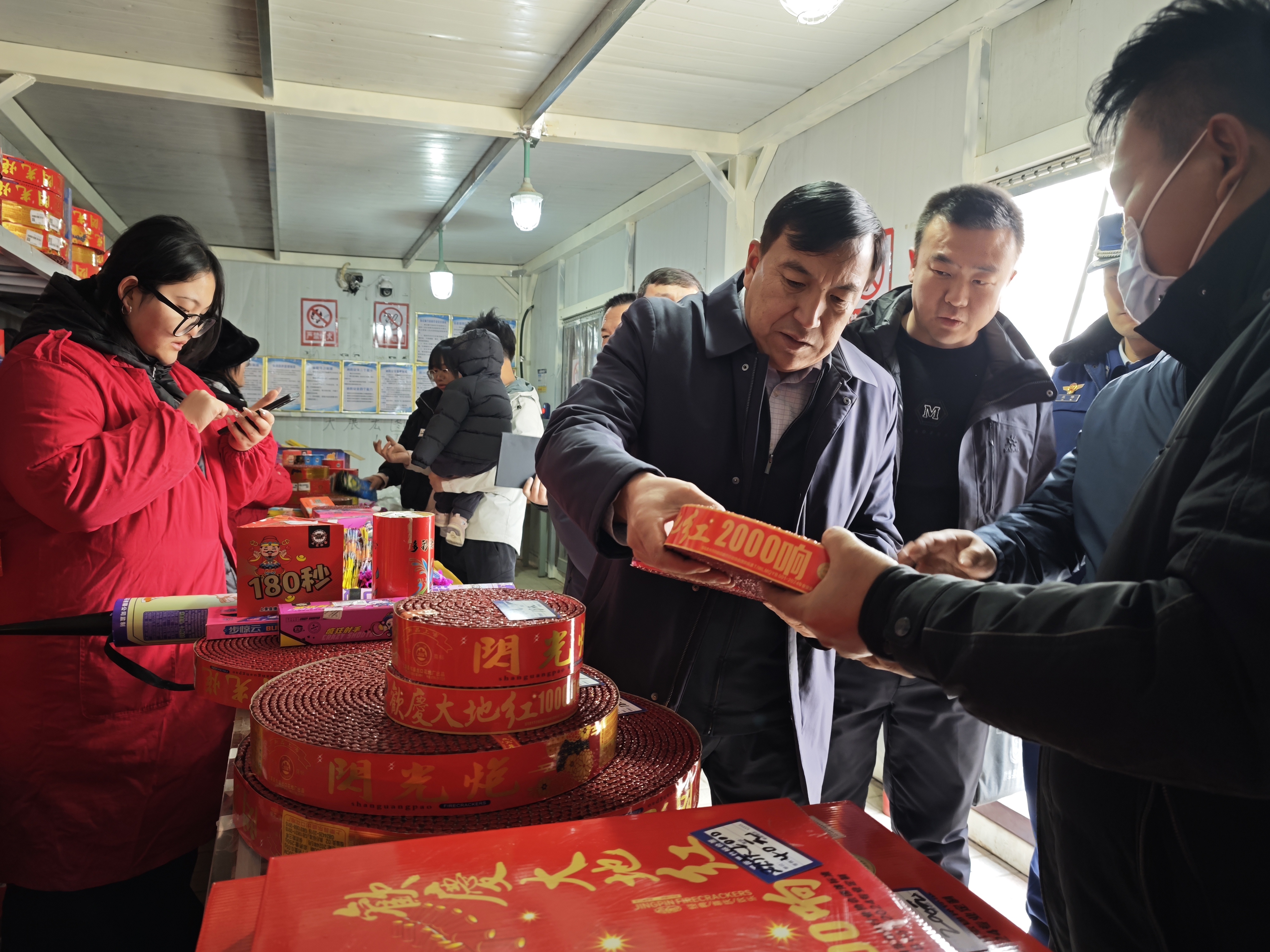 1月21日，县委副书记、县长木合塔尔·丝迪克、县委常委、常务副县长柴立山、副县长人选迪里木拉提·艾山一行先后前往人员密集场所、保供企业、道路交通、城镇燃气、纺织等领域就全县安全工作进行督导调研 (3).jpeg
