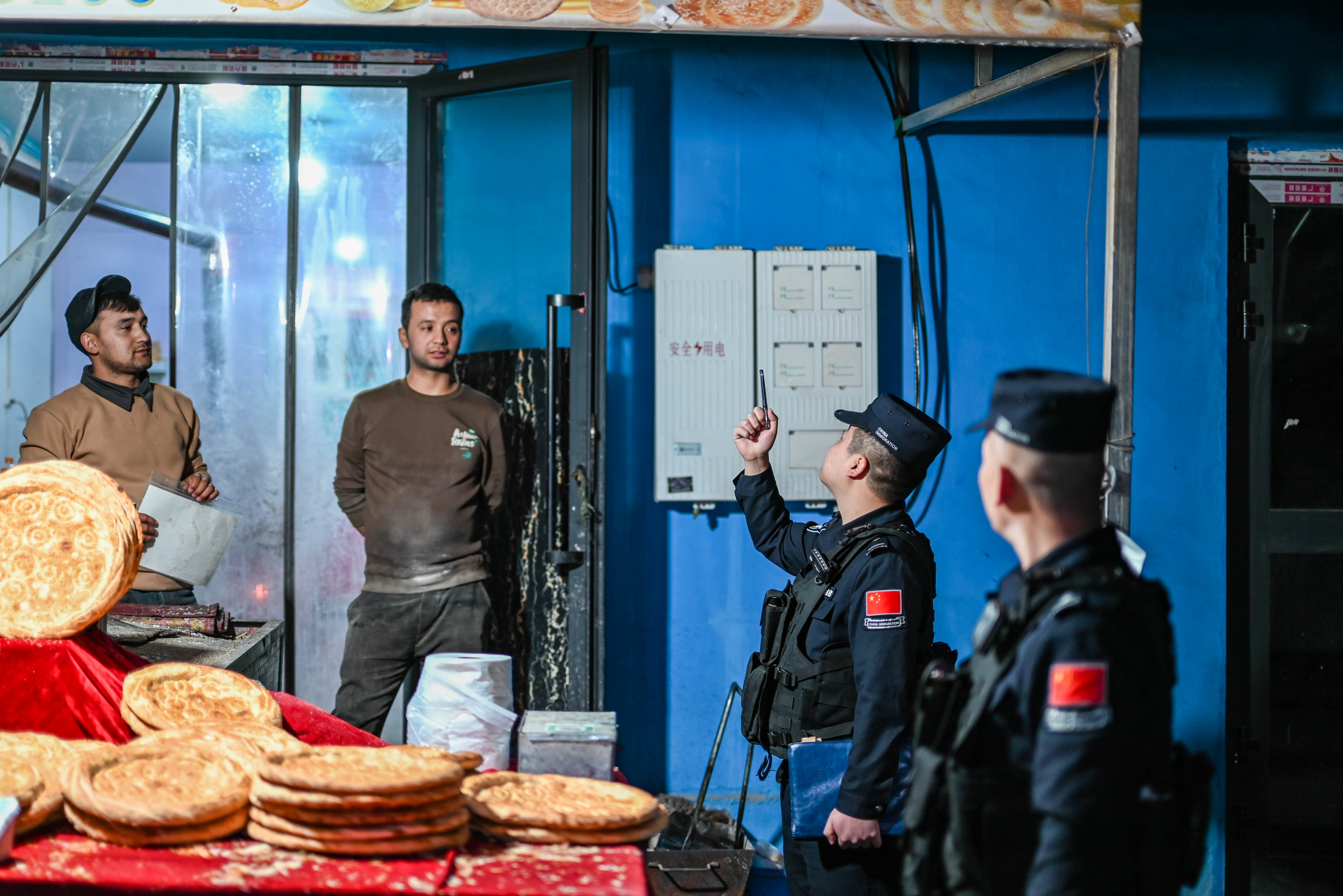 图为民警正在向打馕店从业人员宣讲安全知识。 刘楠  摄.jpg
