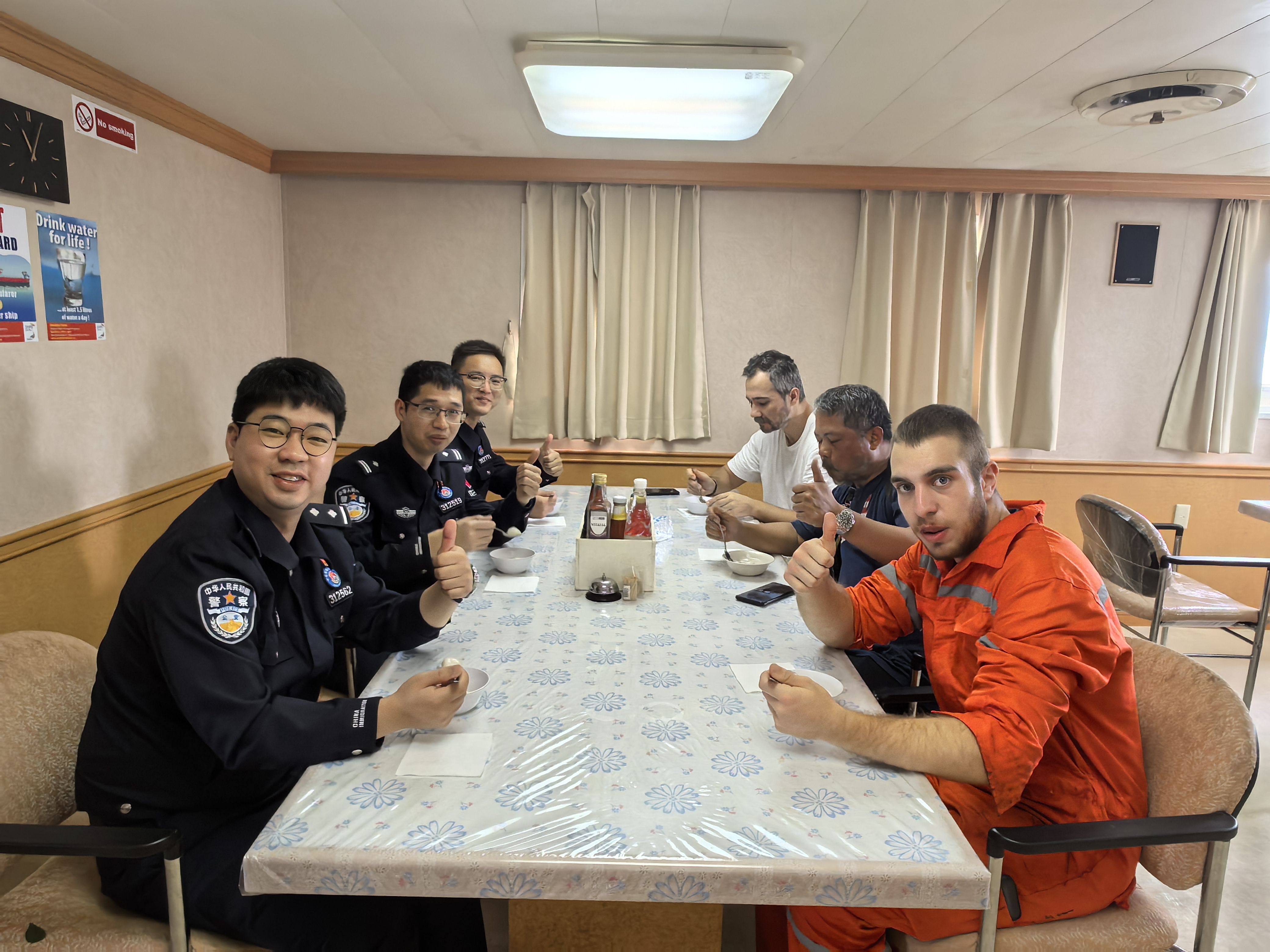 与外籍船员共赏汤圆.jpg