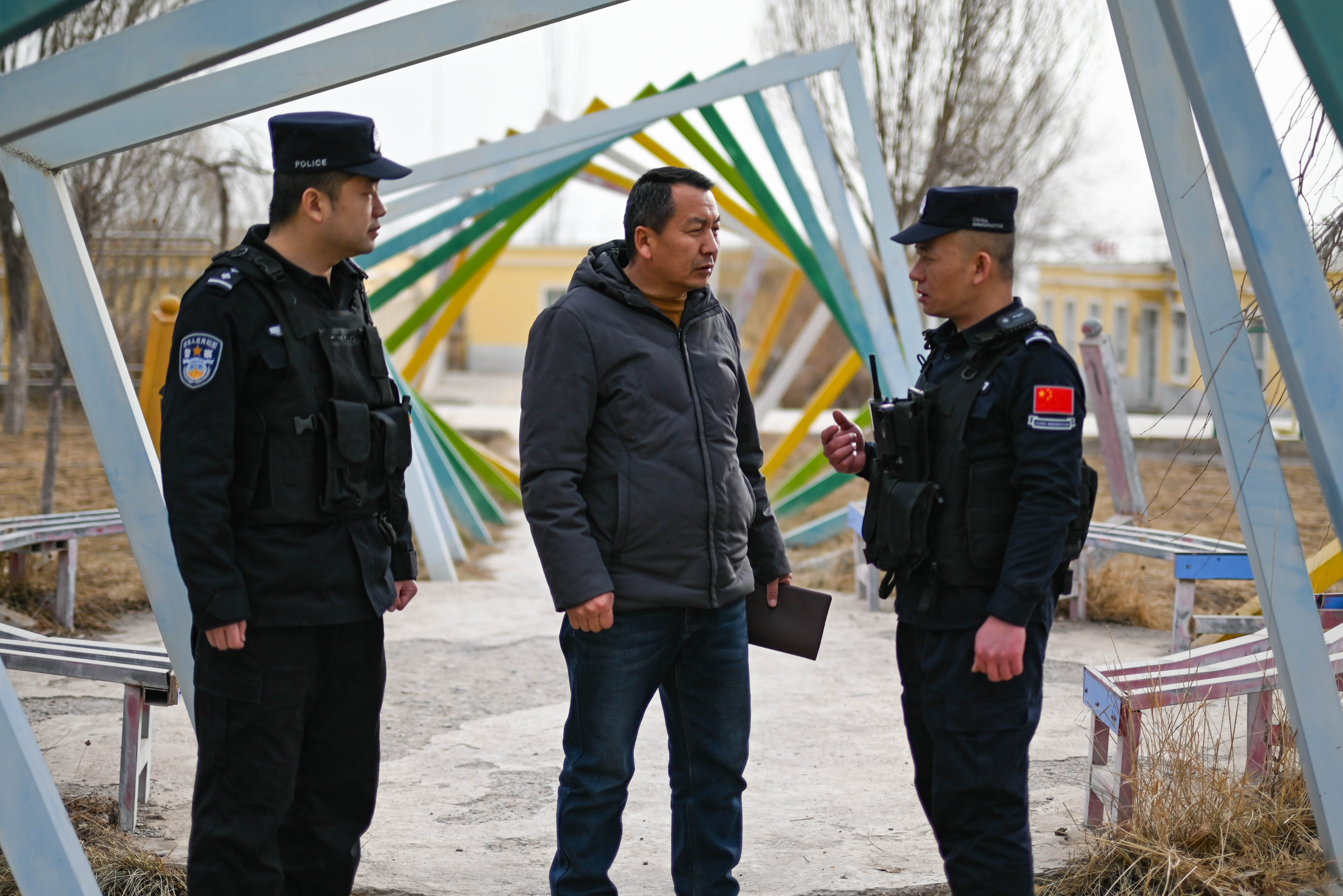 图为民警正在向学校负责人宣讲春节校园安全知识。 刘楠  摄.jpg