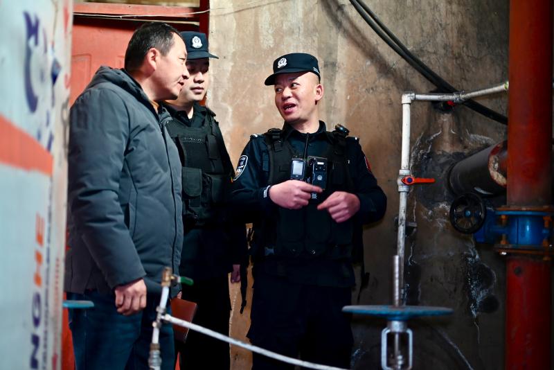 图为民警正在对学校水电房进行安全检查。 刘楠  摄.jpg