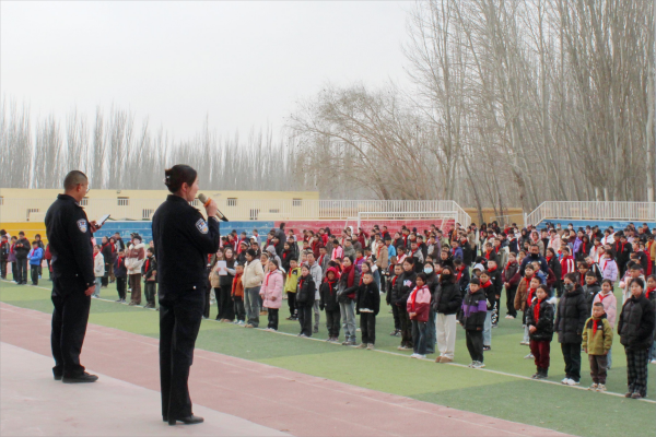 图为：民警为全校师生讲解安全知识4(1)(1).png