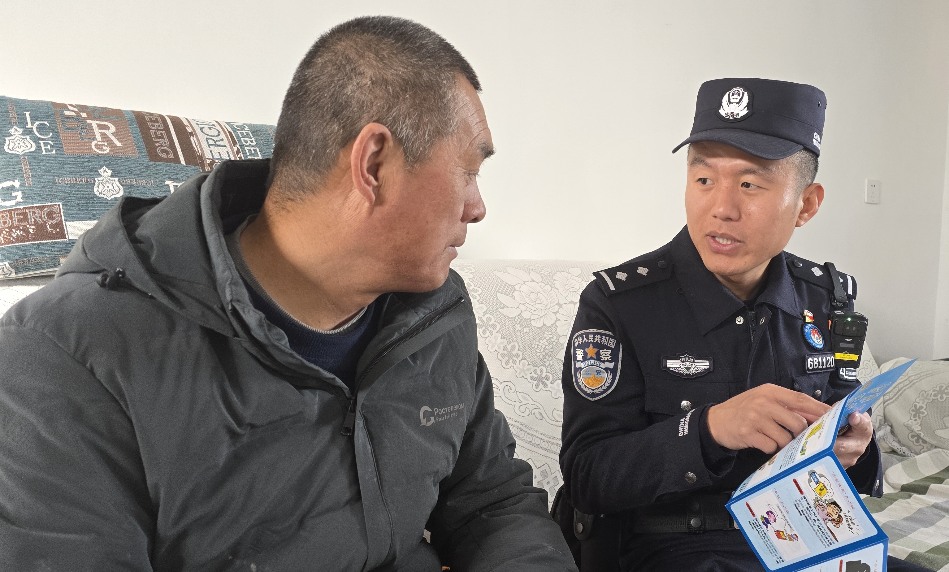 图为民警开展反诈宣传.jpg