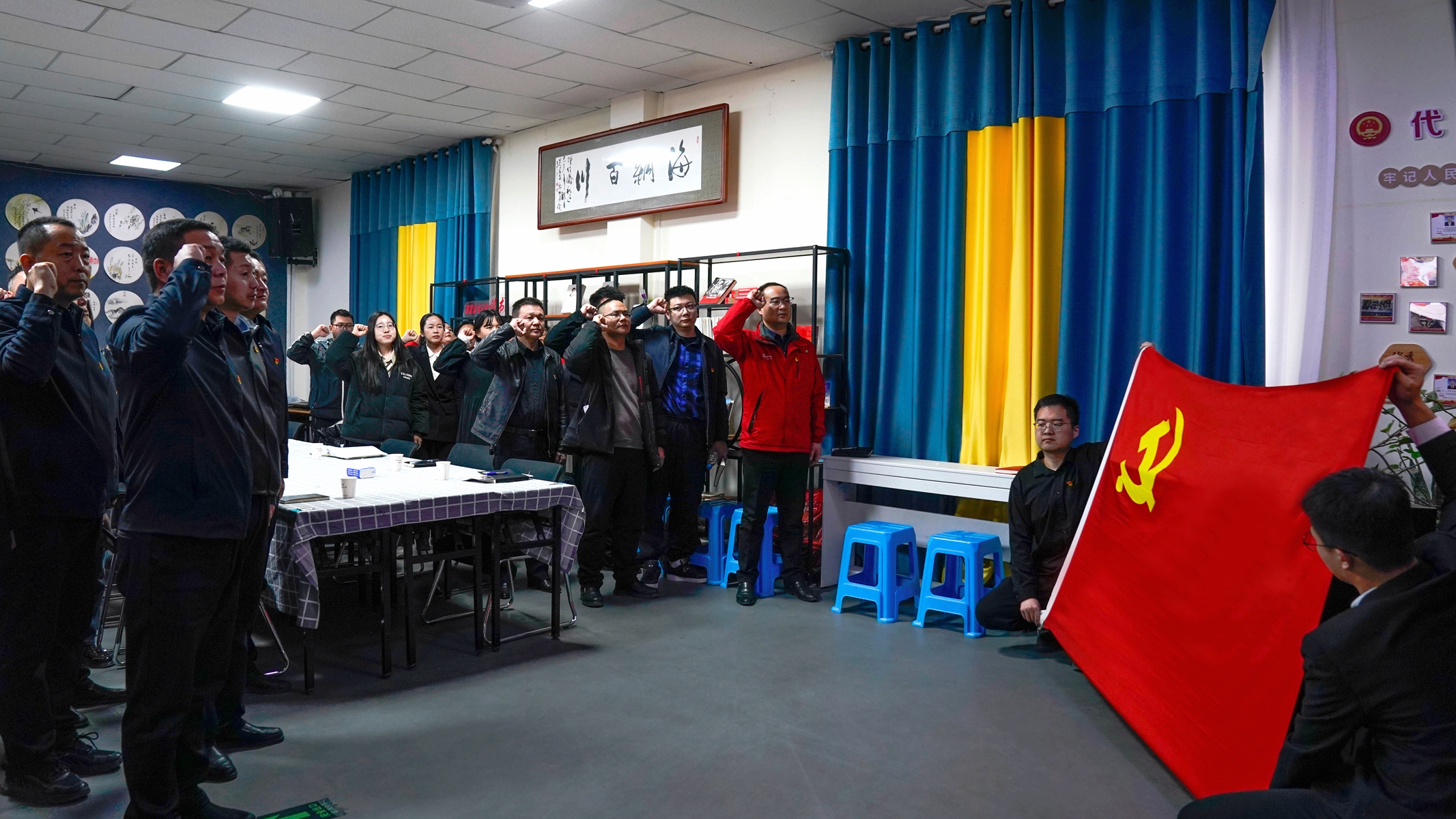 2月21日，县委组织部党总支、社会工作部党支部联合巴州阳光志愿者服务协会党支部、团结镇富强社区党总支、巴州普仁堂医药连锁有限公司党支部、巴州福宁医药连锁有限公司党支部共同开展“党旗映天山”暨“党建领航践初心 志愿服务绘新篇”主题党日活动.jpg