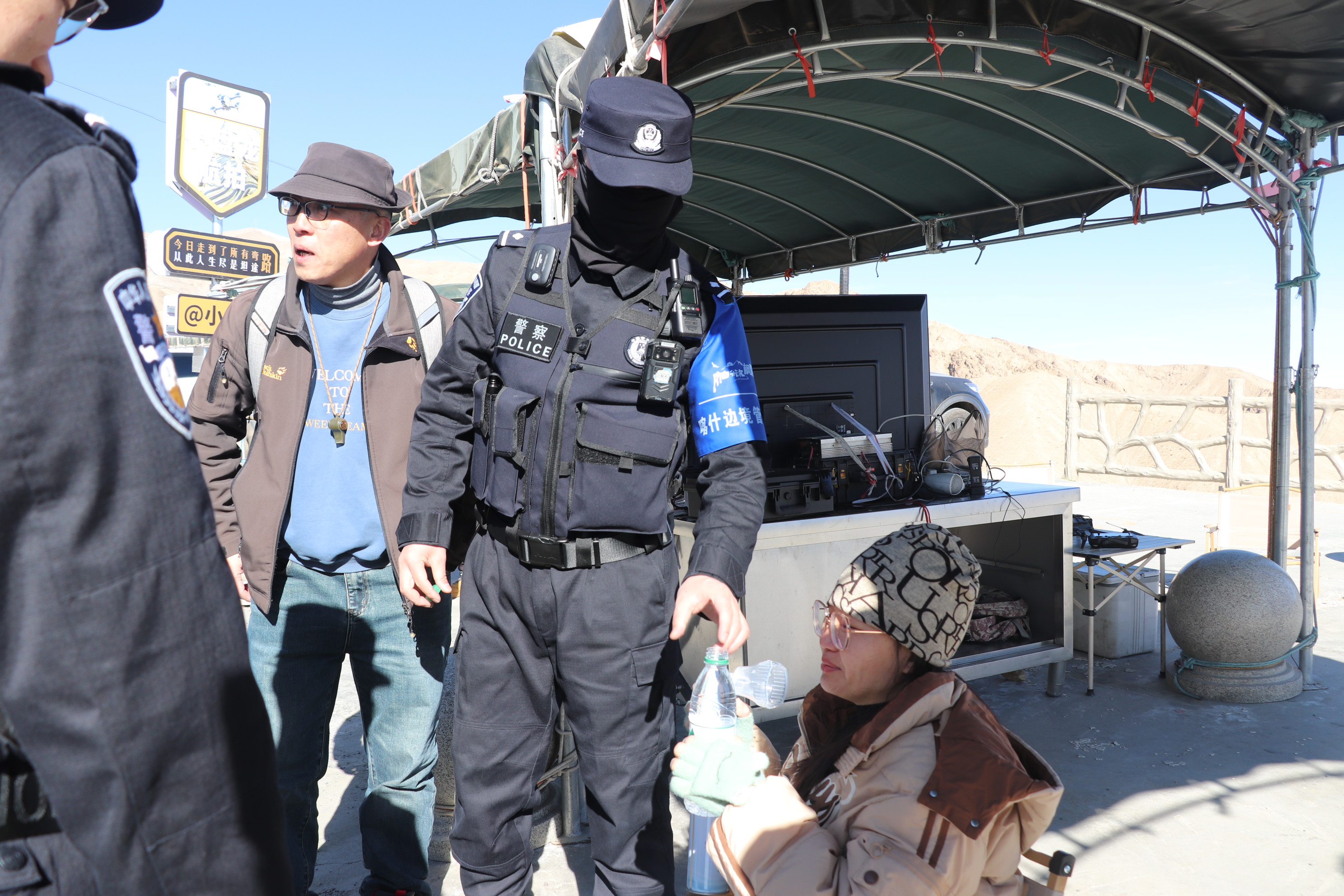 图为民警为高反游客提供氧气瓶，及时开展救助 (1).jpg