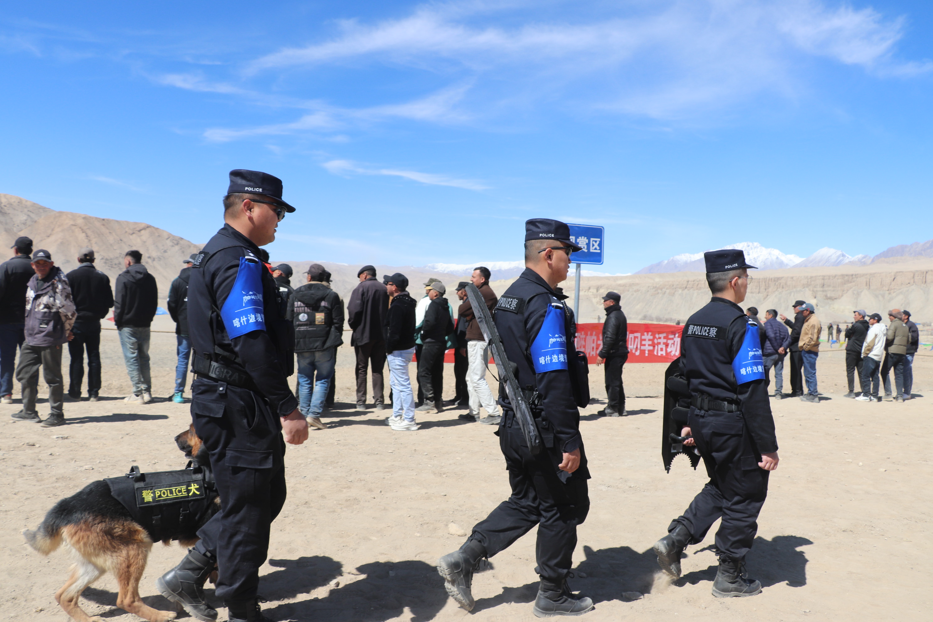 图为民警在叼羊活动现场开展巡逻 (4).jpg