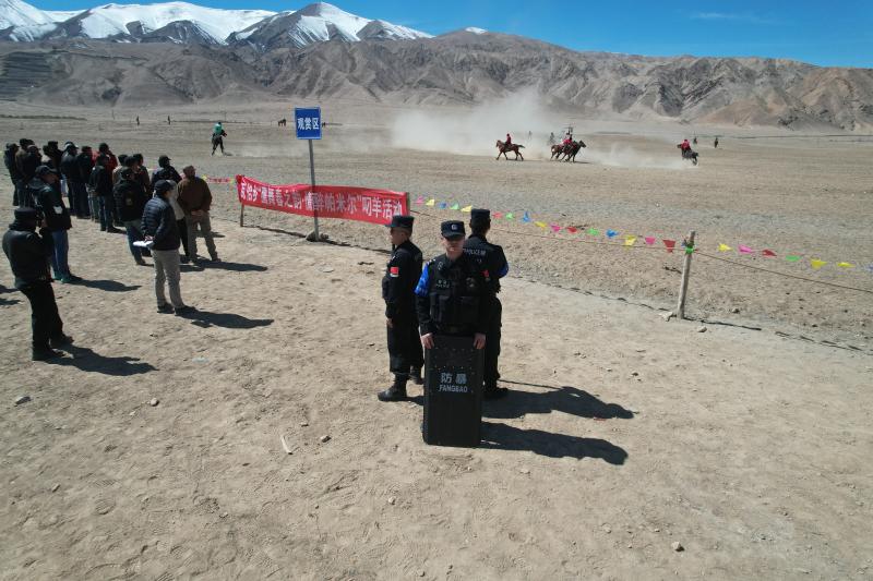 图为民警在叼羊活动现场开展定点执勤.jpg