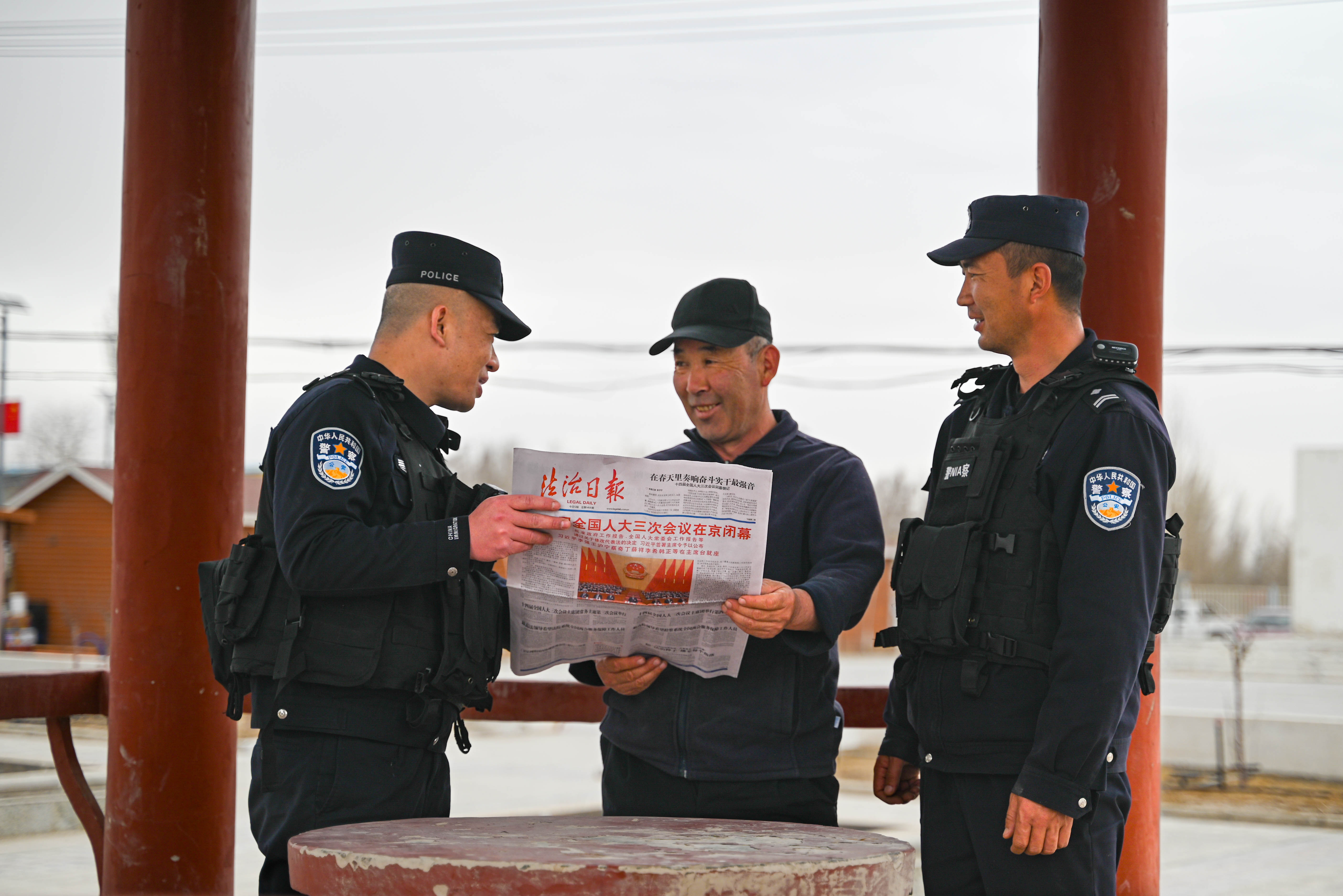 图为民警正在面对面向群众宣讲全国两会精神。 刘楠  摄 (3).jpg