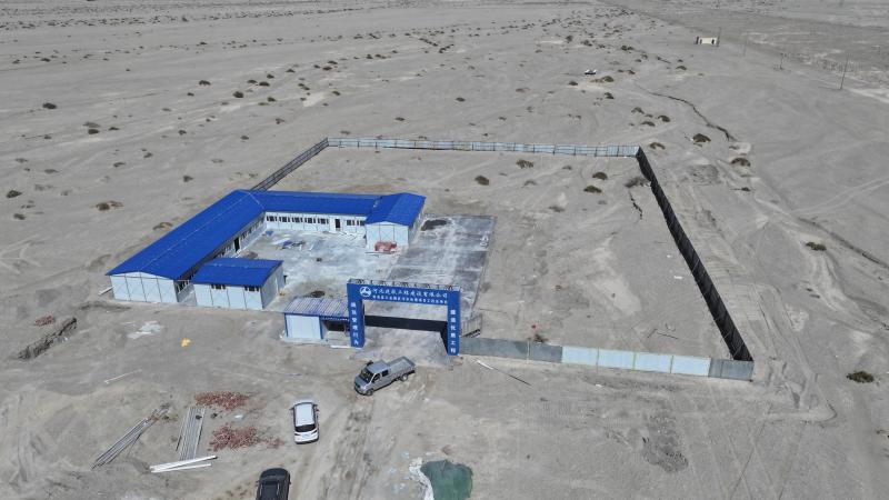 3月25日，在若羌县工业园区污水处理厂项目，居住临建活动板房已经建好 张达摄.jpg