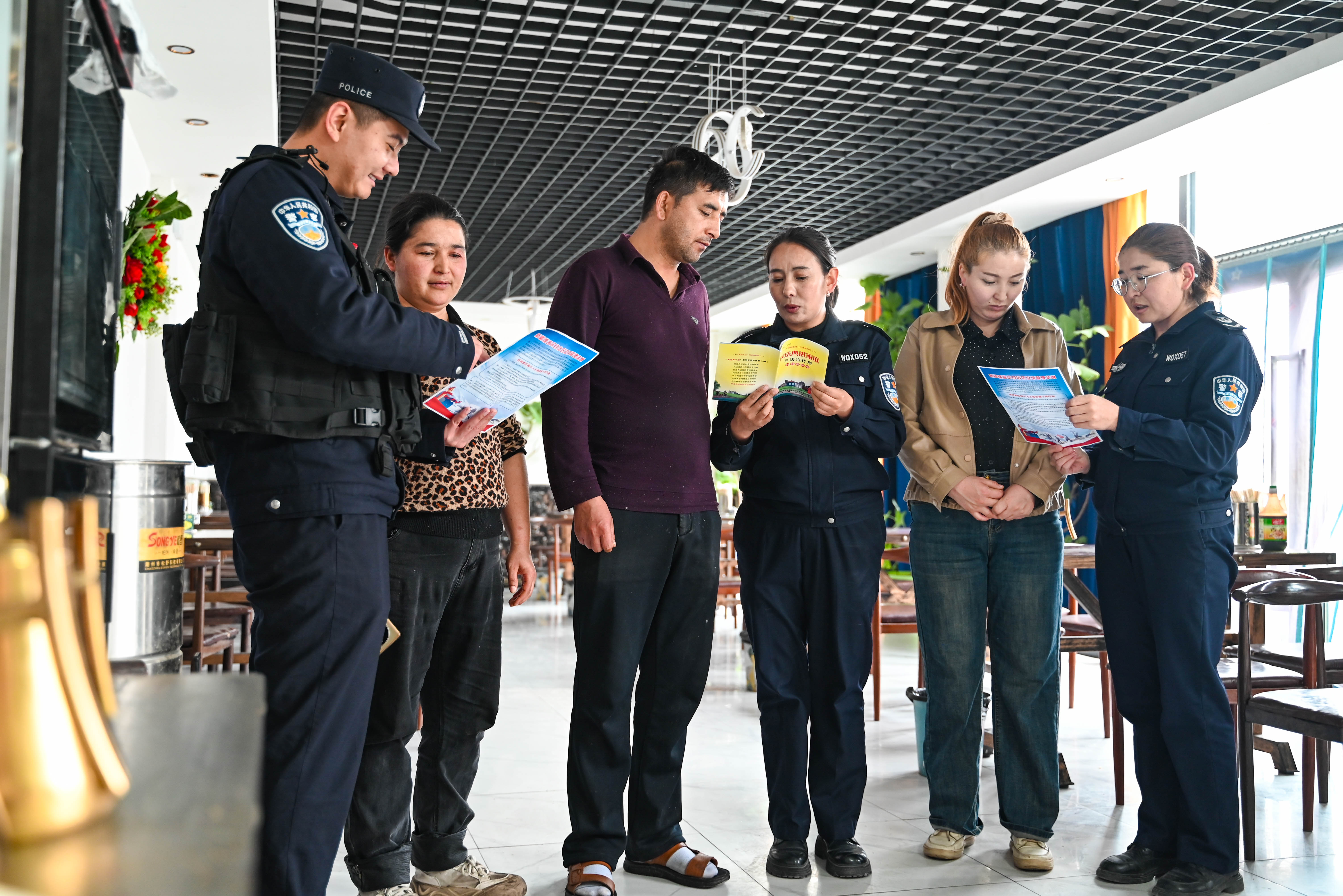 图为社区警务团队向群众重点普及《中华人民共和国民法典》《中华人民共和国出境入境管理法》以及《新疆维吾尔自治区边境管理条例》。刘楠 摄 (5).jpg